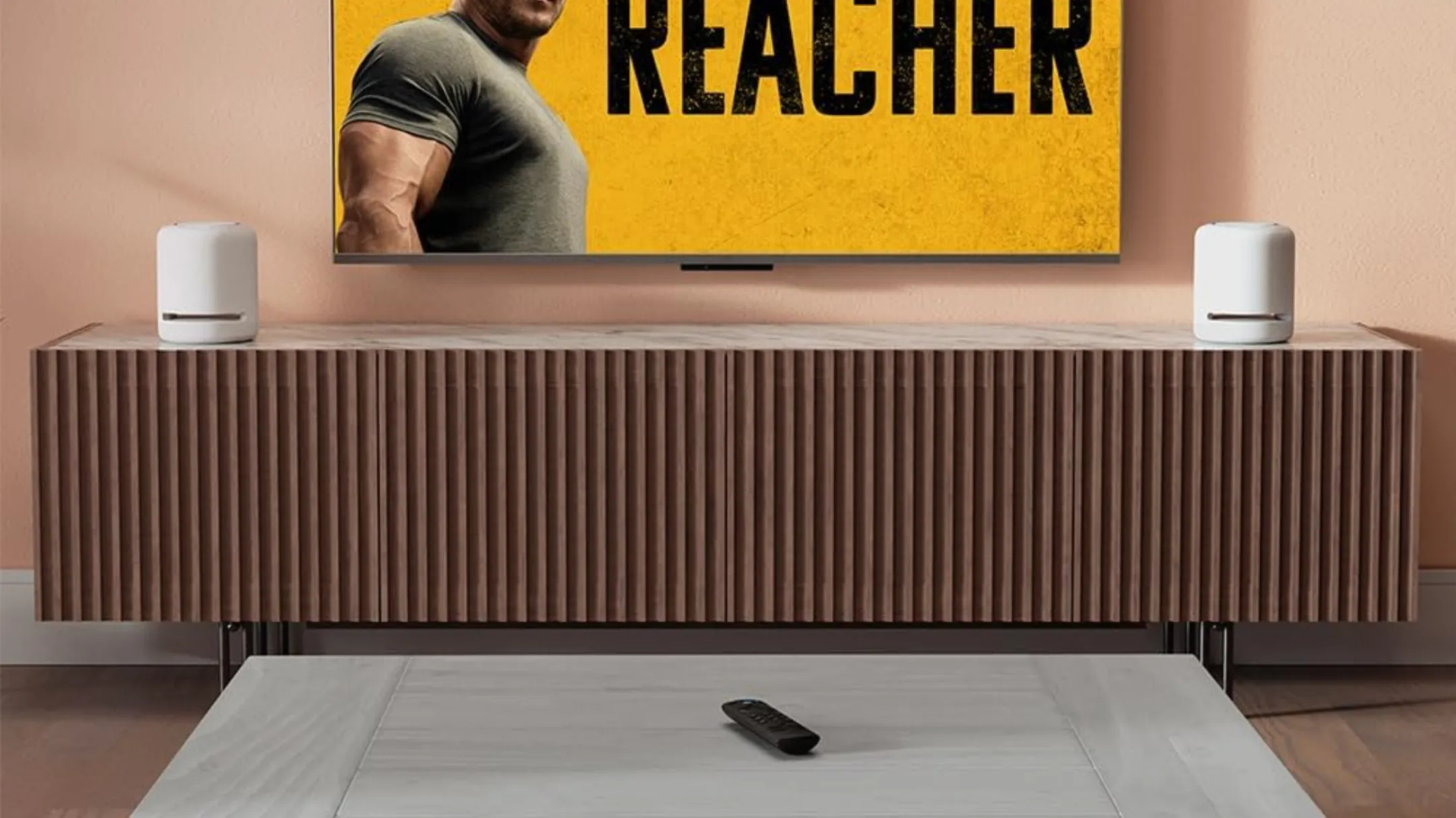 Amazon Fire TV Stick 4K được cắm vào TV trong phòng khách