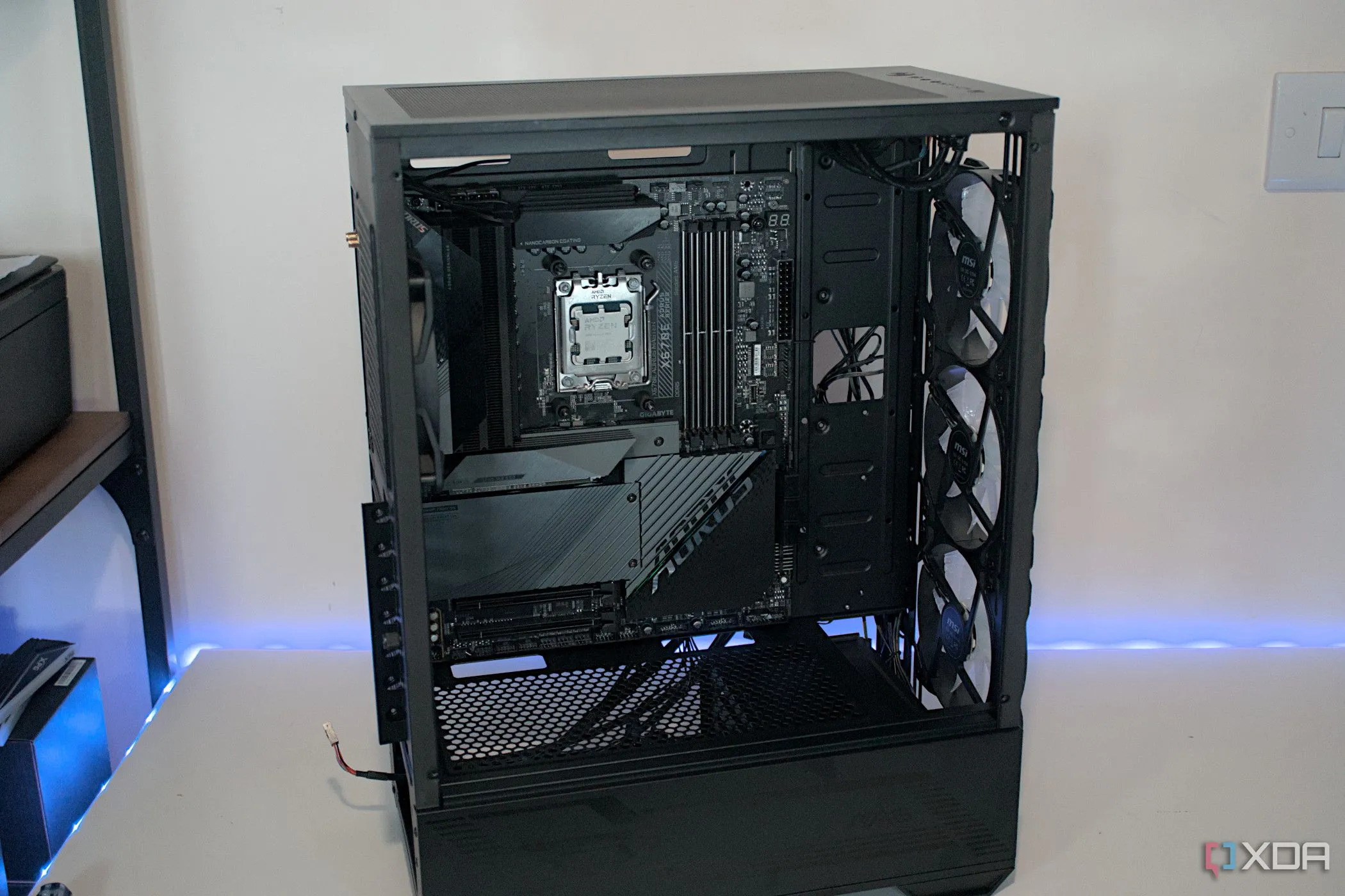 Bo mạch chủ MSI MAG Forge 112R được lắp đặt, thể hiện phần cứng máy tính khiêm tốn cho NAS DIY