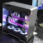 Bộ PC custom build InWin 977EK màu bạc với hệ thống tản nhiệt nước kép màu hồng