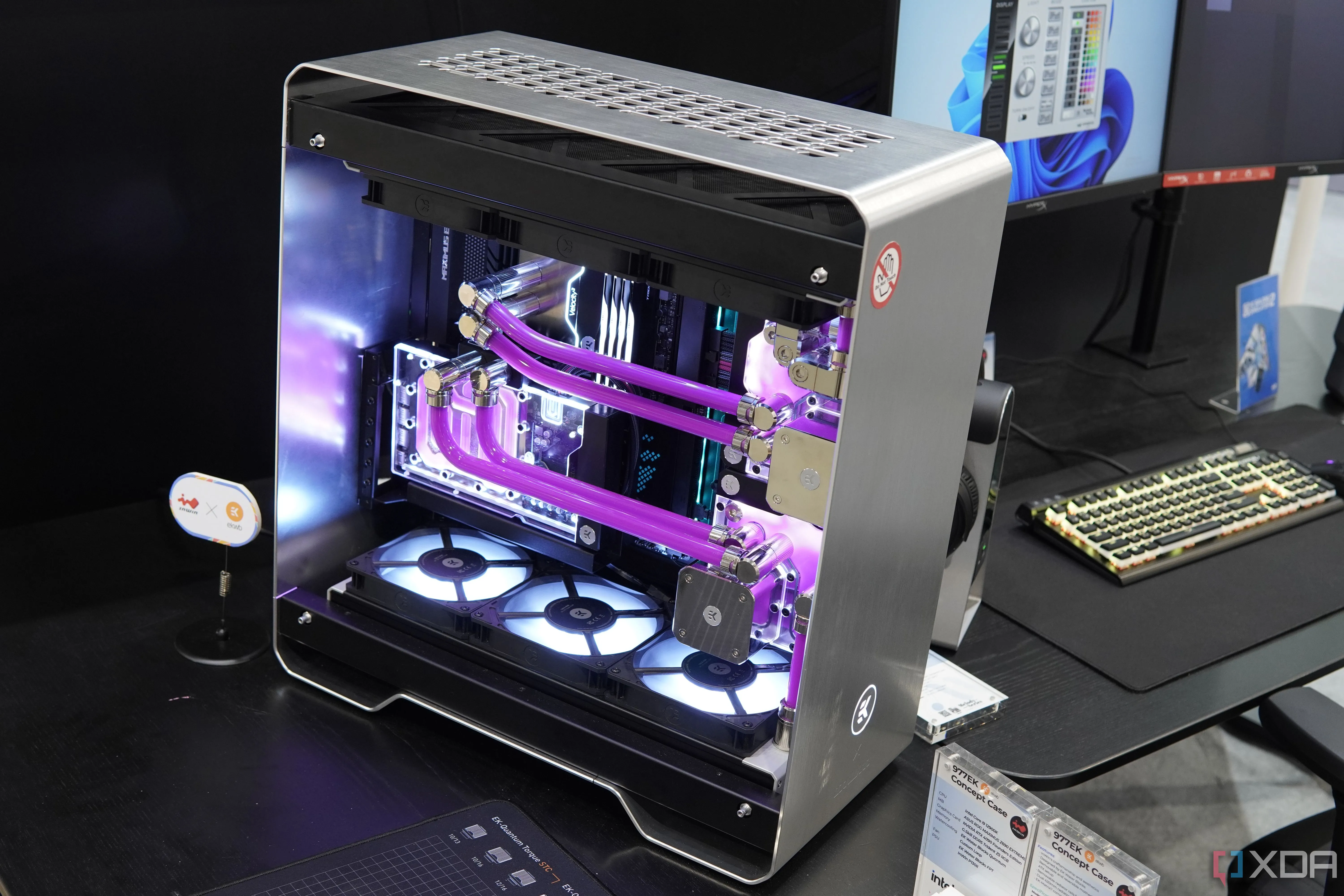 Bộ PC custom build InWin 977EK màu bạc với hệ thống tản nhiệt nước kép màu hồng