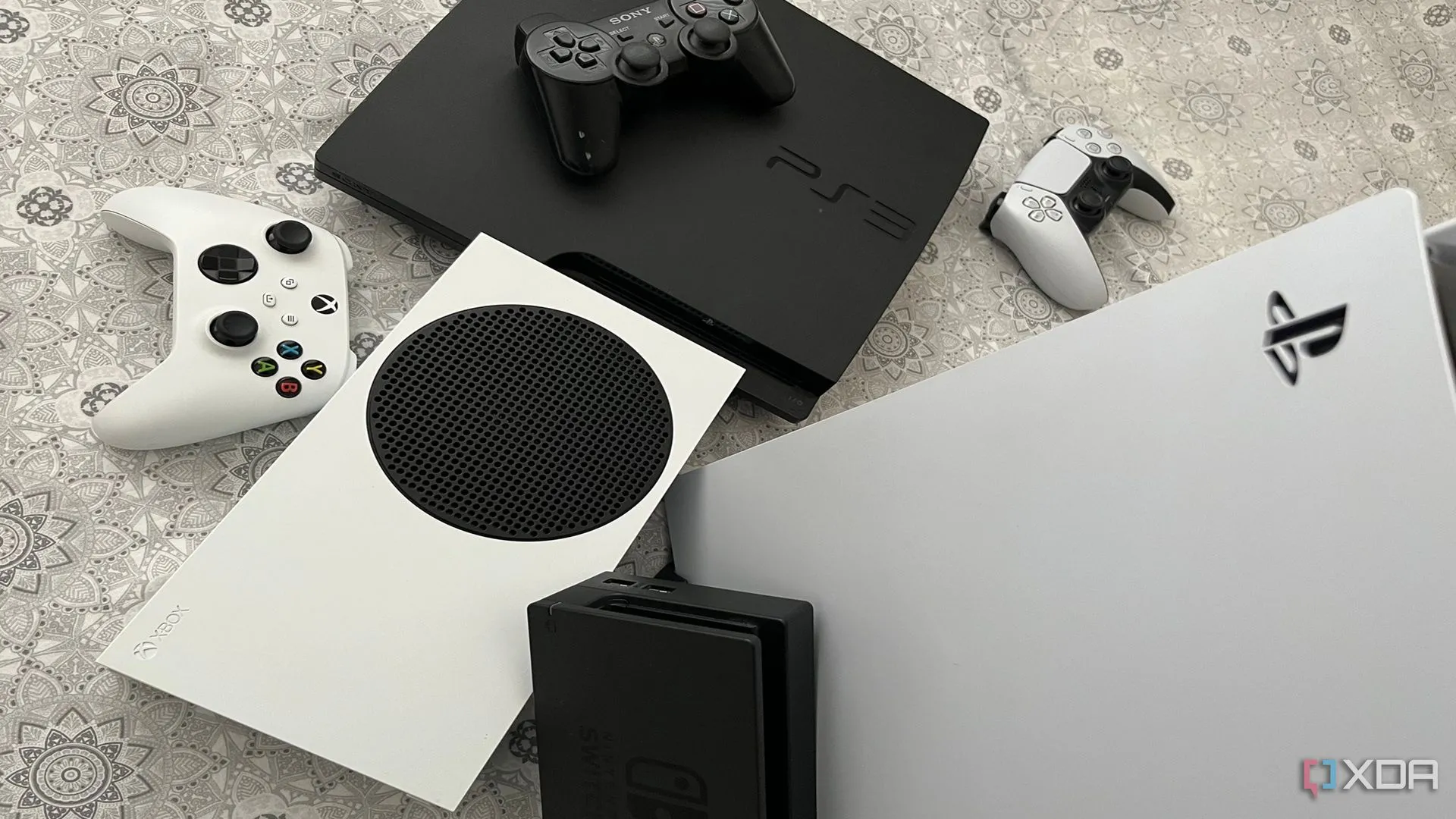 Bộ sưu tập các hệ máy console PlayStation 5, Xbox Series X, dock Nintendo Switch và PlayStation 3.
