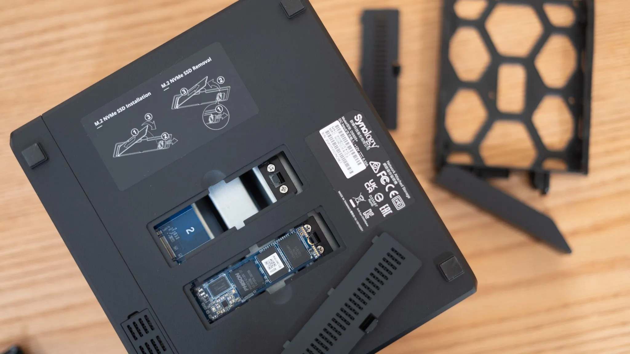 Các khe cắm NVMe bên trong Synology DS925+ NAS, minh họa cấu trúc lưu trữ của hệ thống NAS