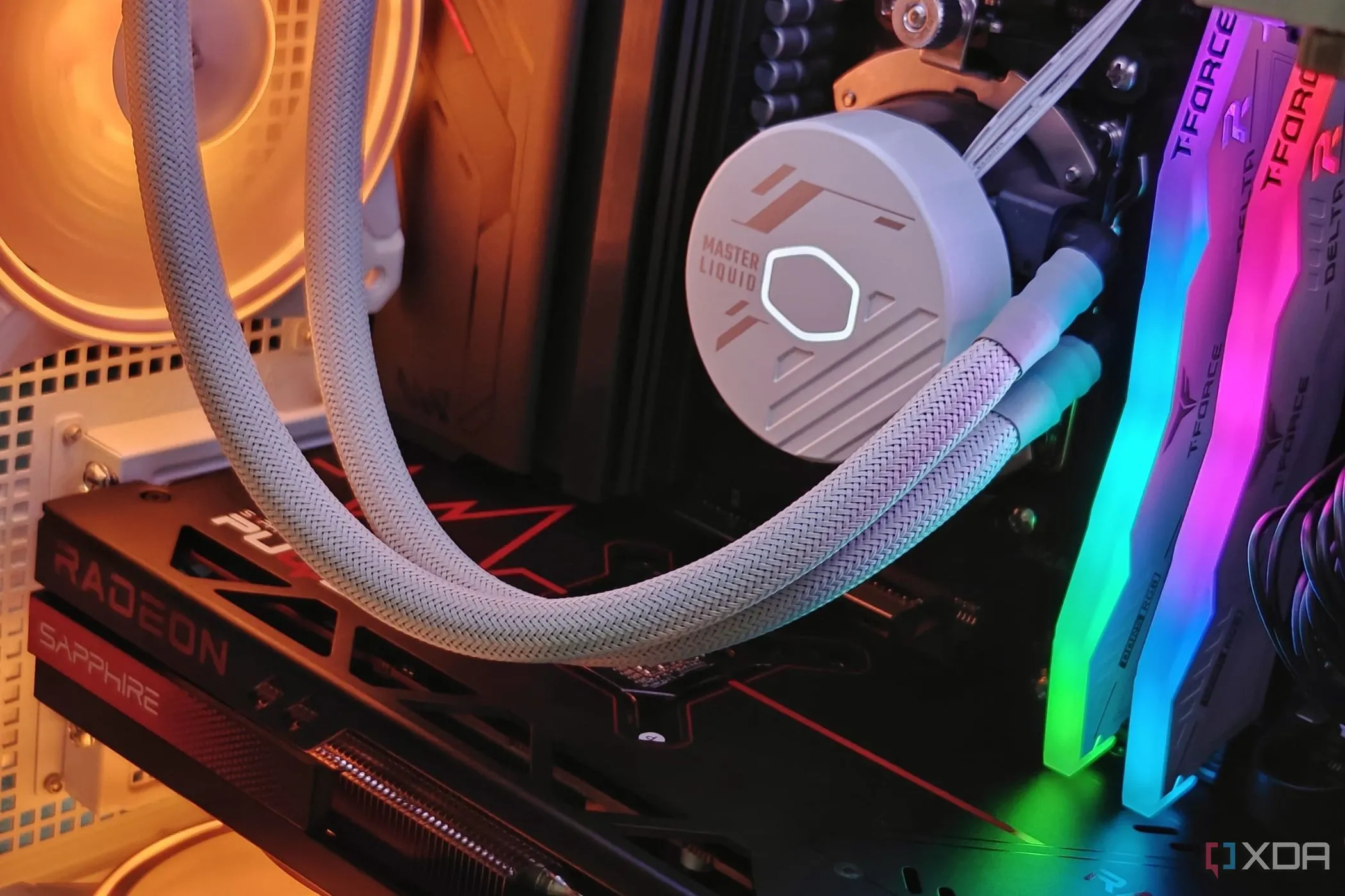 Các linh kiện bên trong thùng máy PC gaming với đèn RGB