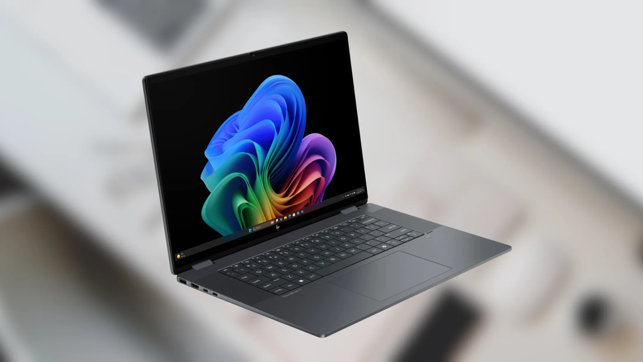 Cận cảnh màn hình cảm ứng 2K 16 inch và thiết kế linh hoạt của HP OmniBook X Flip