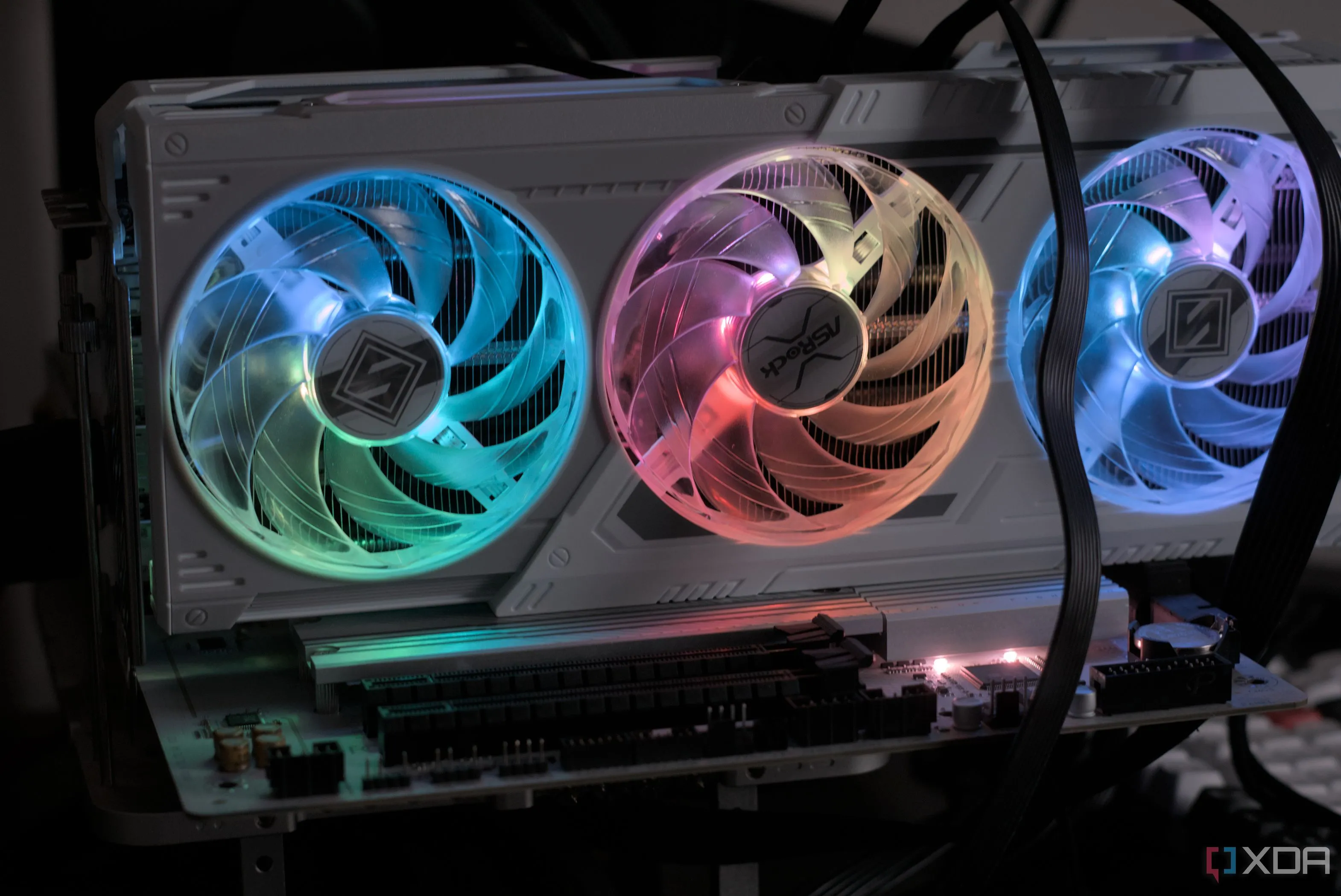 Card đồ họa ASRock Radeon RX 9070 Steel Legend đã được lắp đặt với đèn RGB sáng lên