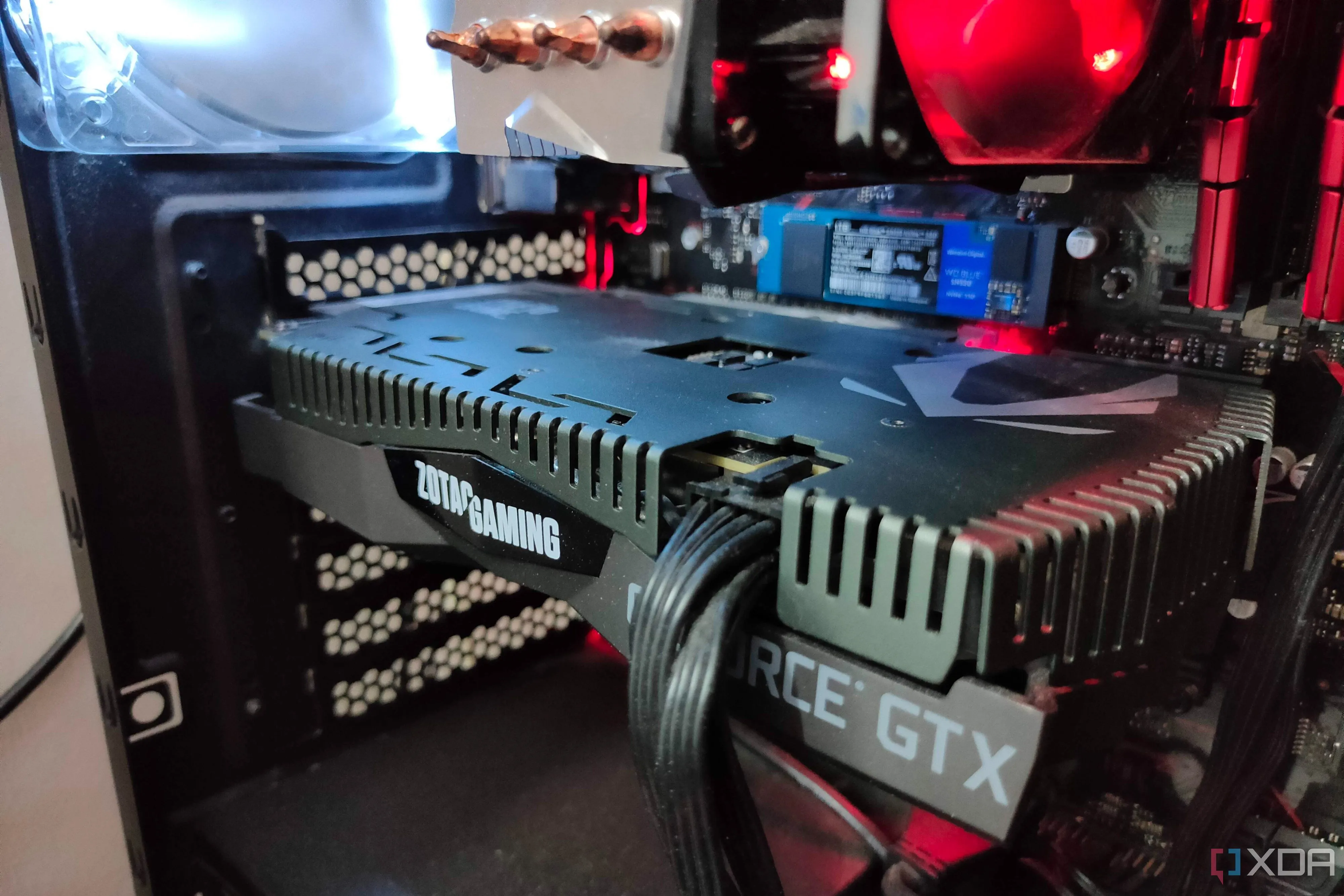 Card đồ họa GTX 1660 Ti trong một bộ PC chơi game, đại diện cho phân khúc card giá rẻ từng phổ biến