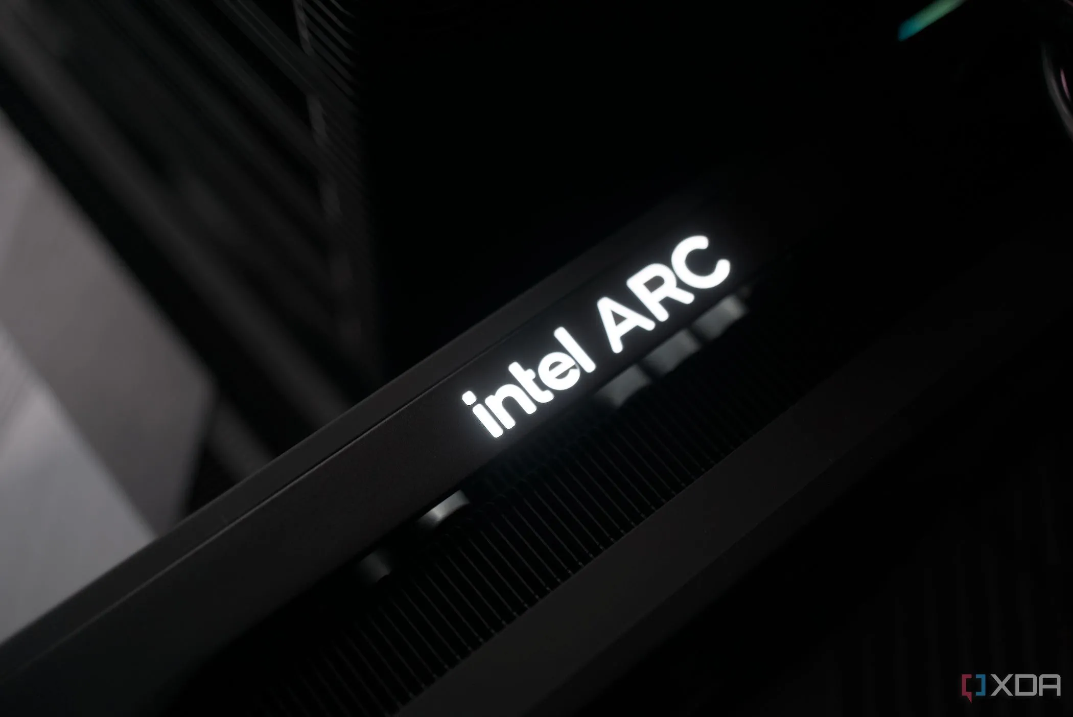 Card đồ họa Intel Arc B580 được lắp đặt trong máy tính, một trong những lựa chọn GPU trên thị trường phần cứng hiện tại.