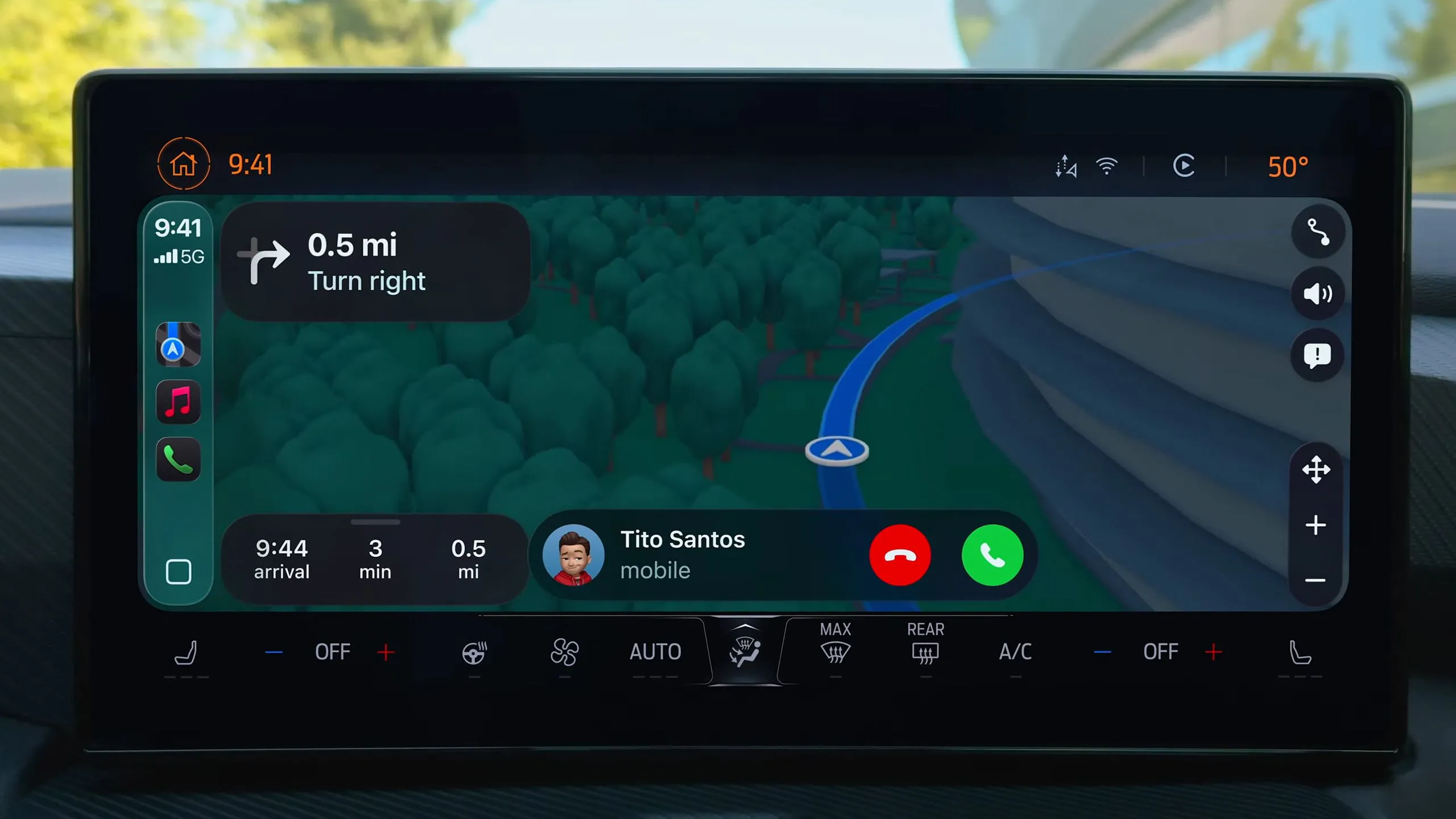 CarPlay trên iOS 26 hiển thị bản đồ và thông báo cuộc gọi cùng lúc