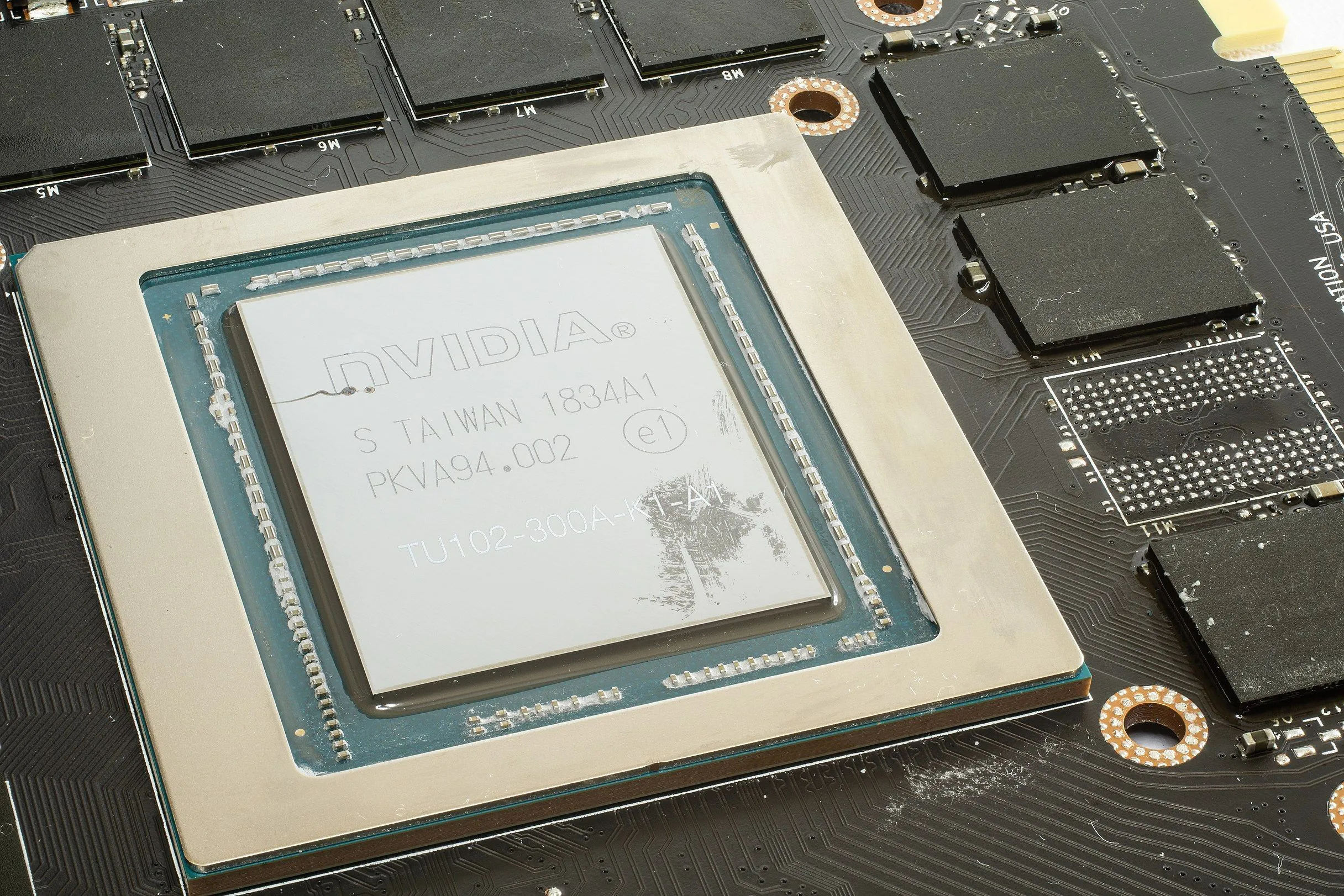 Chip xử lý đồ họa (GPU die) và chip nhớ VRAM trên bo mạch card đồ họa, các thành phần cần keo và pad tản nhiệt.