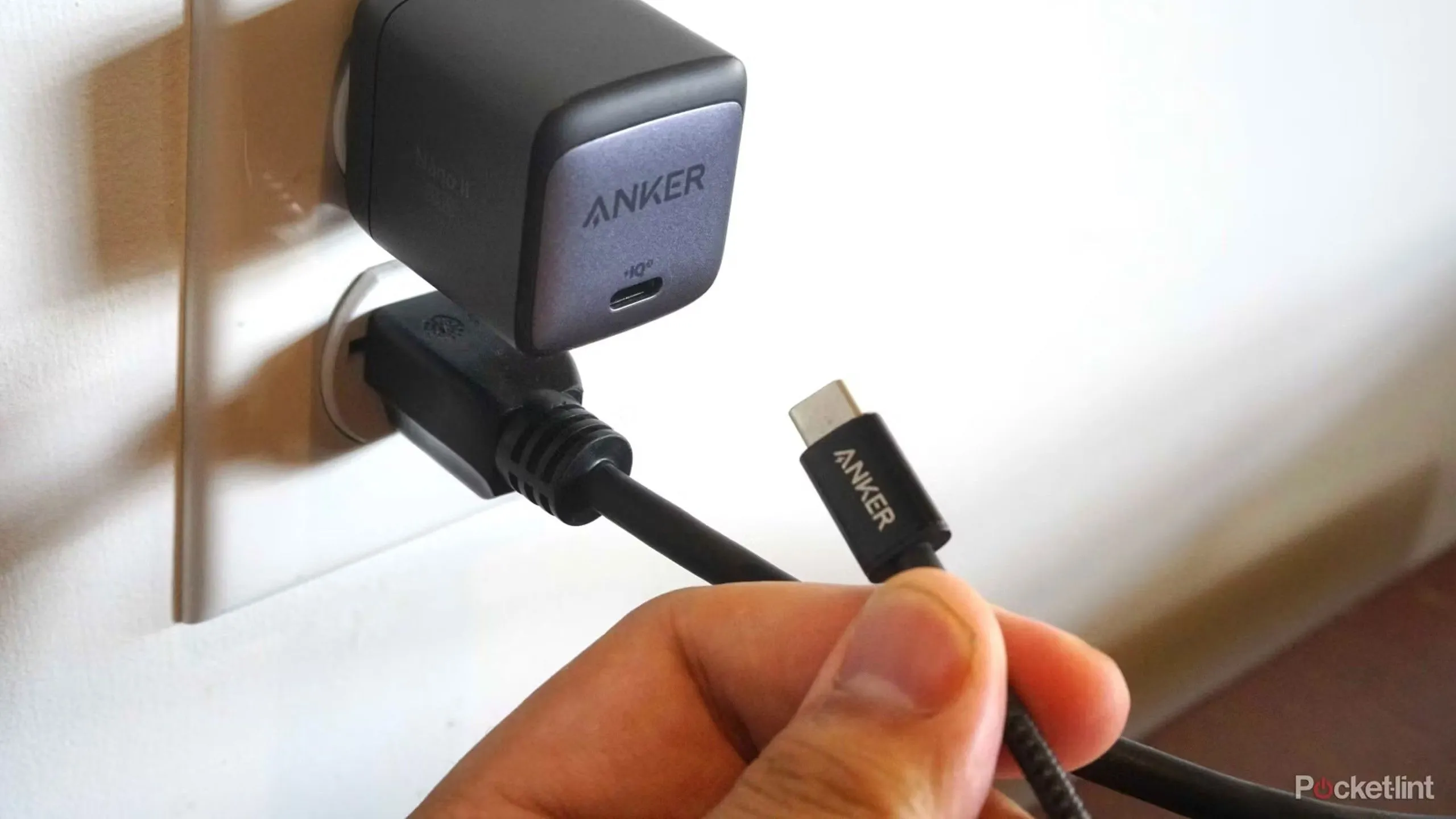 Củ sạc và cáp Anker chuẩn USB-C dùng để sạc nhanh.