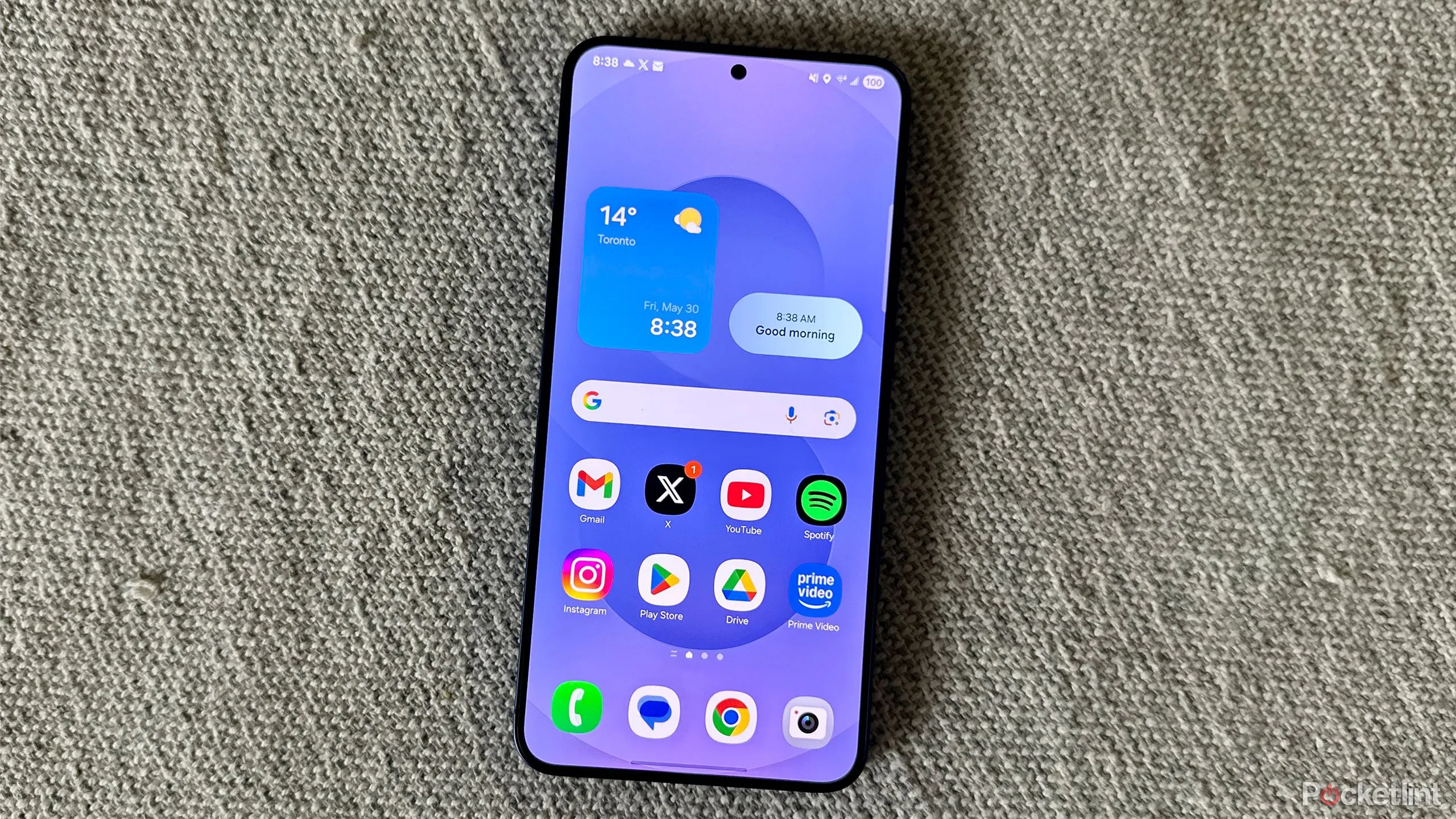 Điện thoại Samsung Galaxy S25 Plus trên bàn