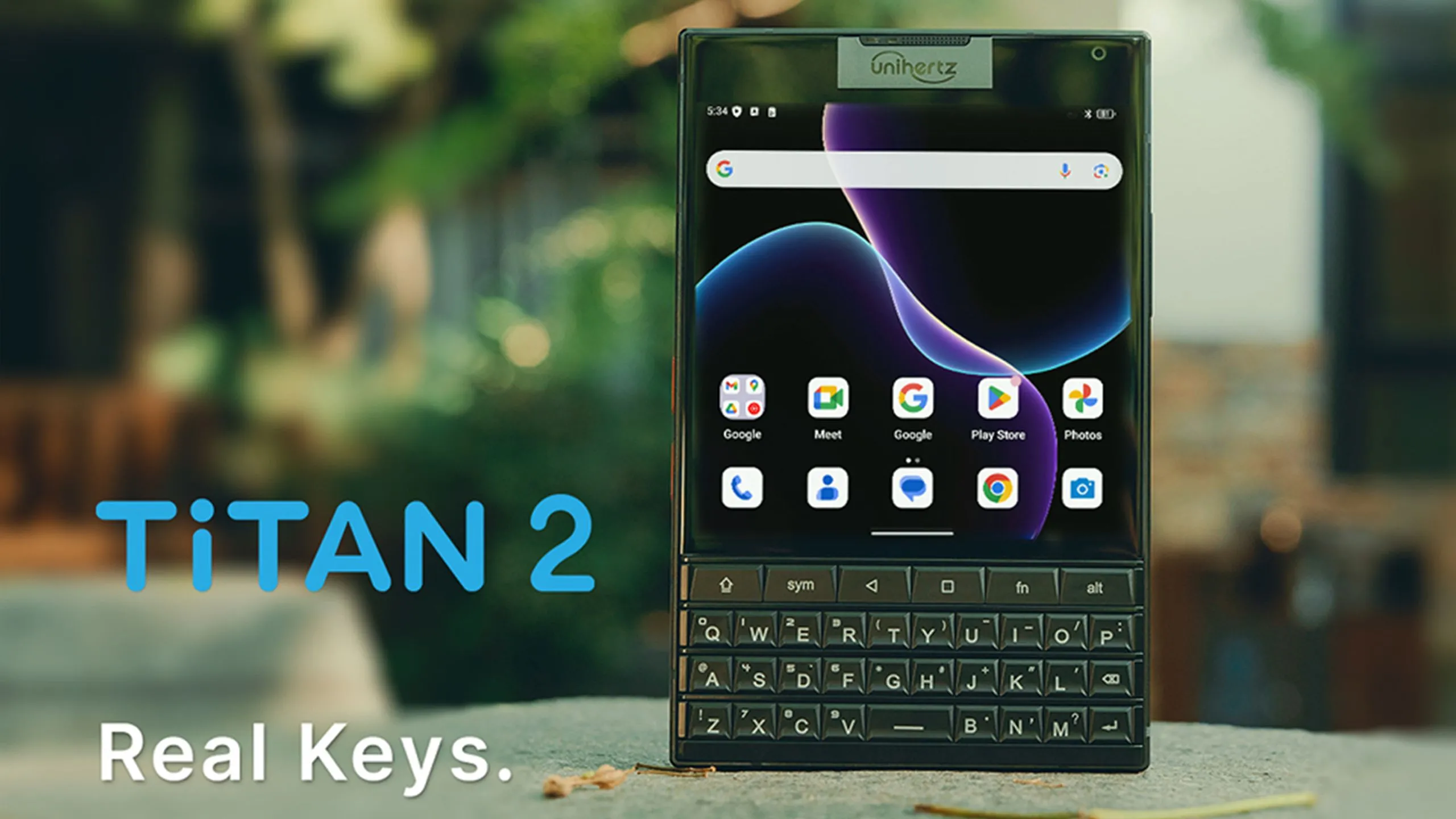 Điện thoại Unihertz Titan 2 với bàn phím QWERTY và màn hình vuông