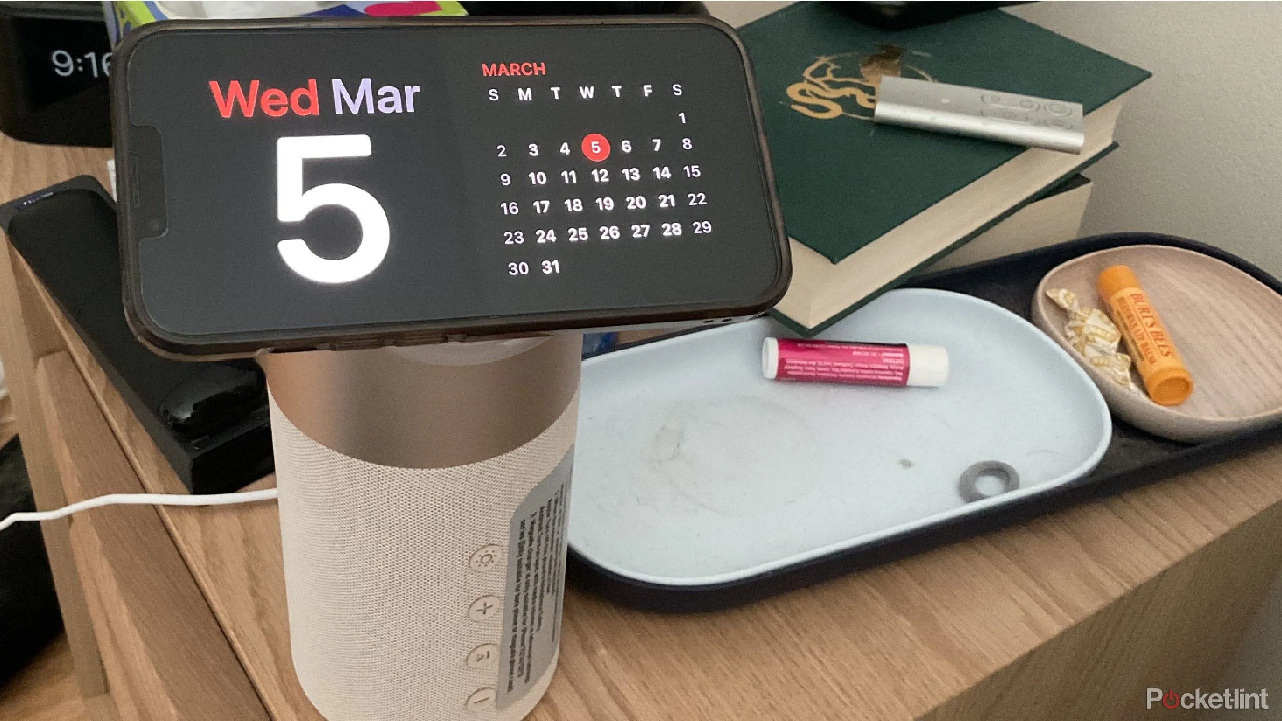 Giao diện chế độ Chờ (StandBy Mode) trên iPhone hiển thị widget lịch