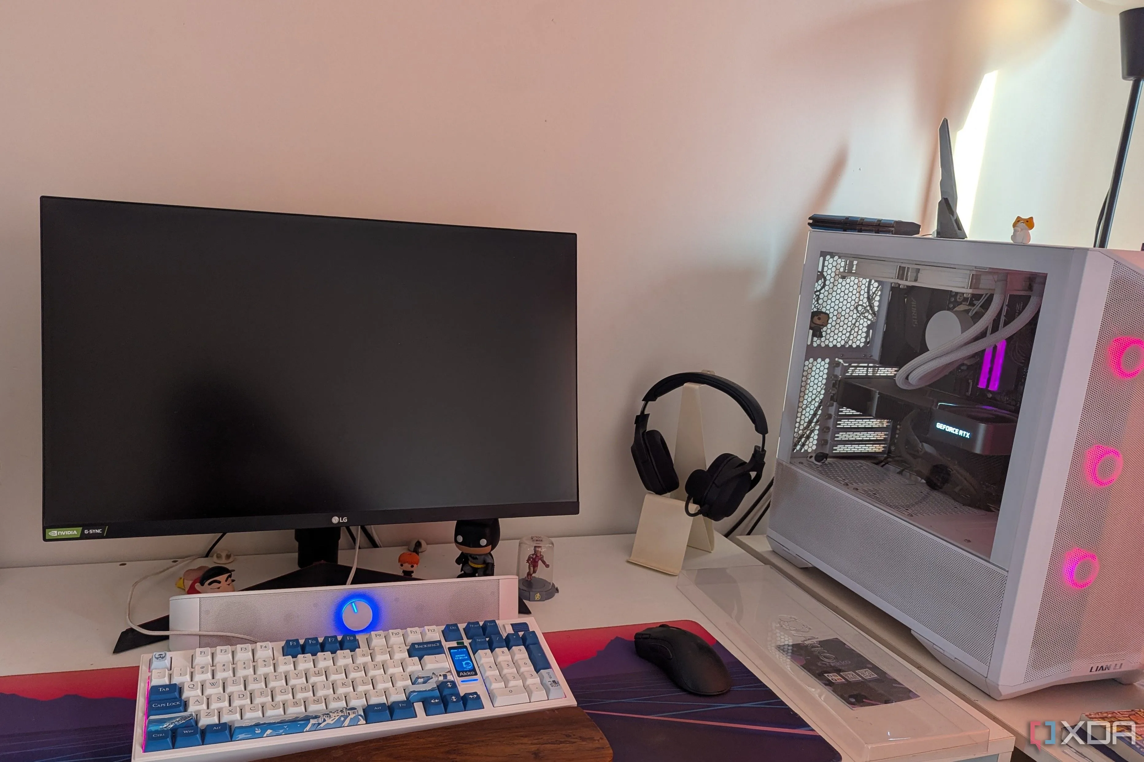 Góc làm việc PC gaming với màn hình và các phụ kiện