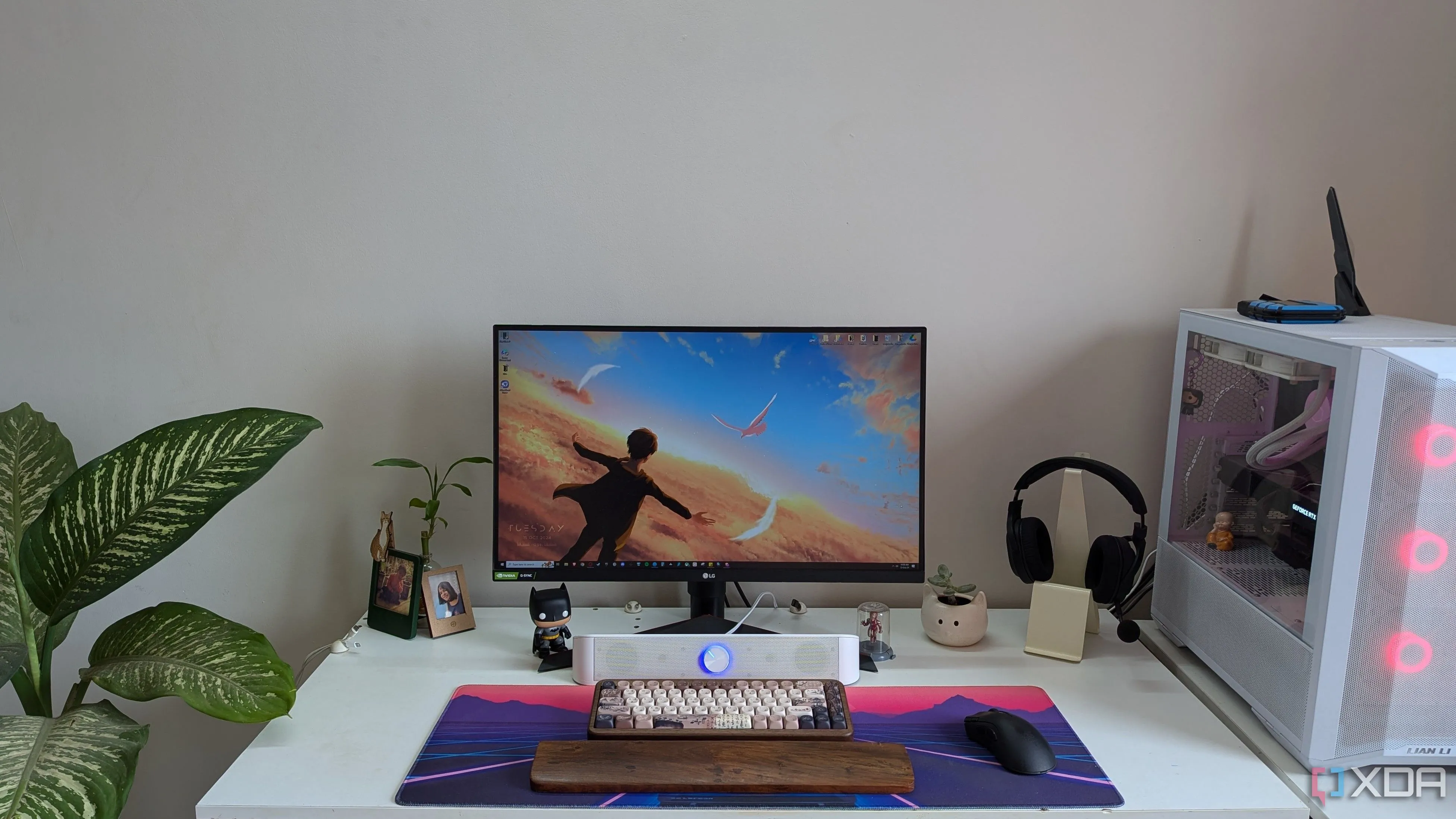 Góc làm việc PC gọn gàng với soundbar và các phụ kiện khác