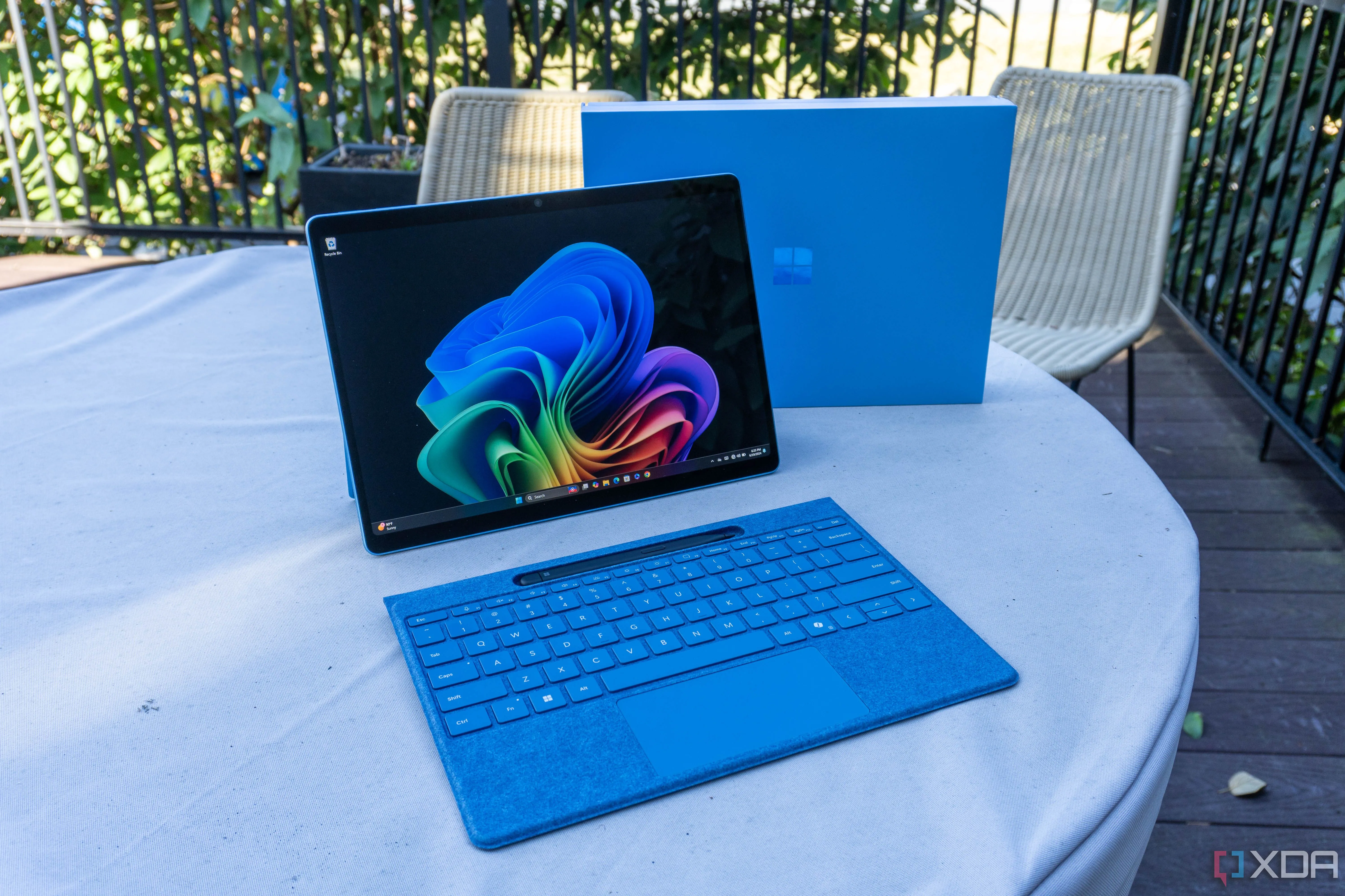 Góc nhìn khác của máy tính bảng Microsoft Surface Pro 11 với bàn phím đi kèm.