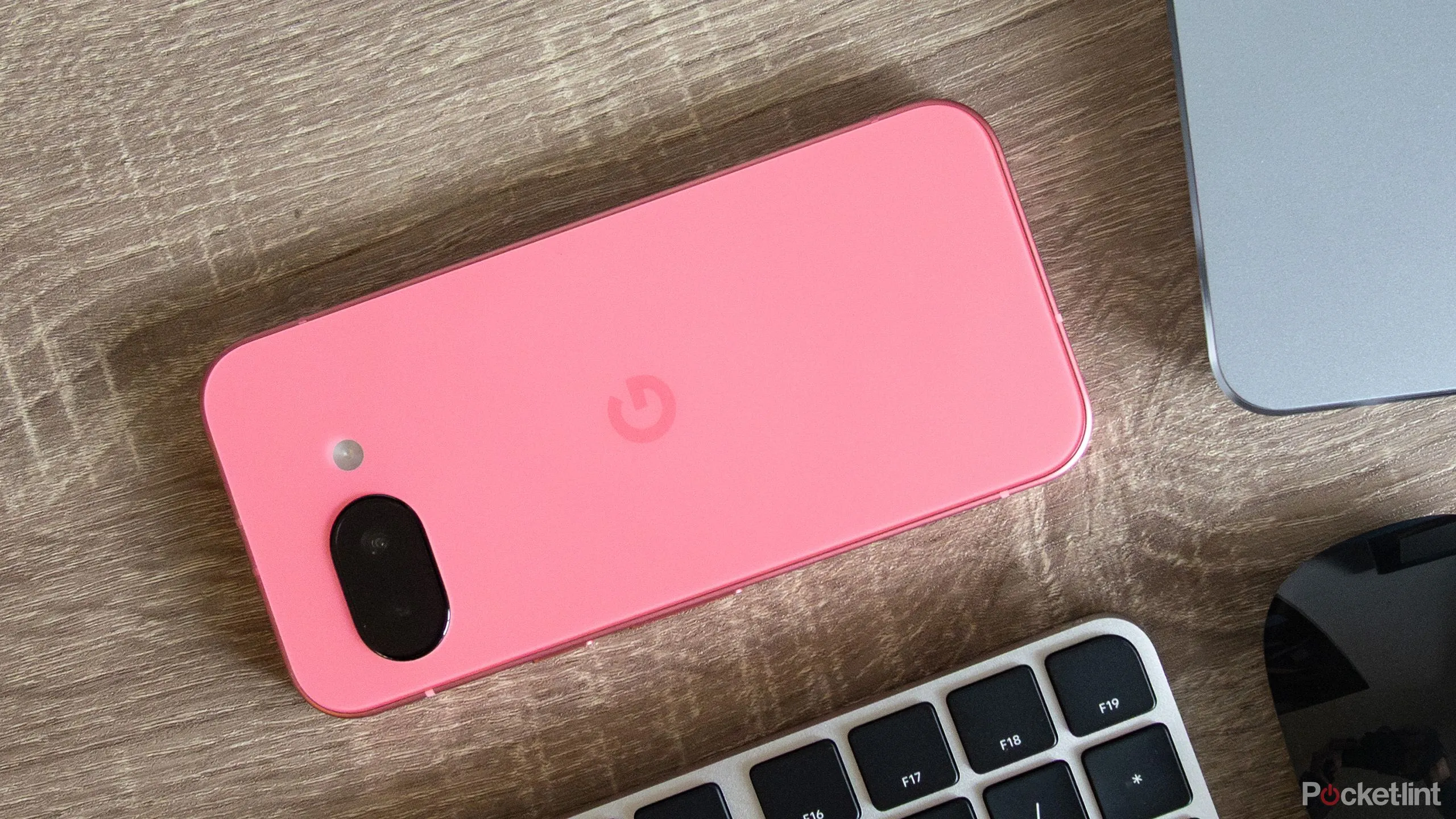 Góc nhìn từ trên xuống của điện thoại Google Pixel 9a màu đen (obsidian), thể hiện viền máy và bố cục các nút vật lý.