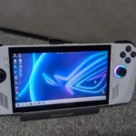 Hình ảnh máy chơi game cầm tay ROG Ally đang hiển thị giao diện desktop quen thuộc của hệ điều hành Windows