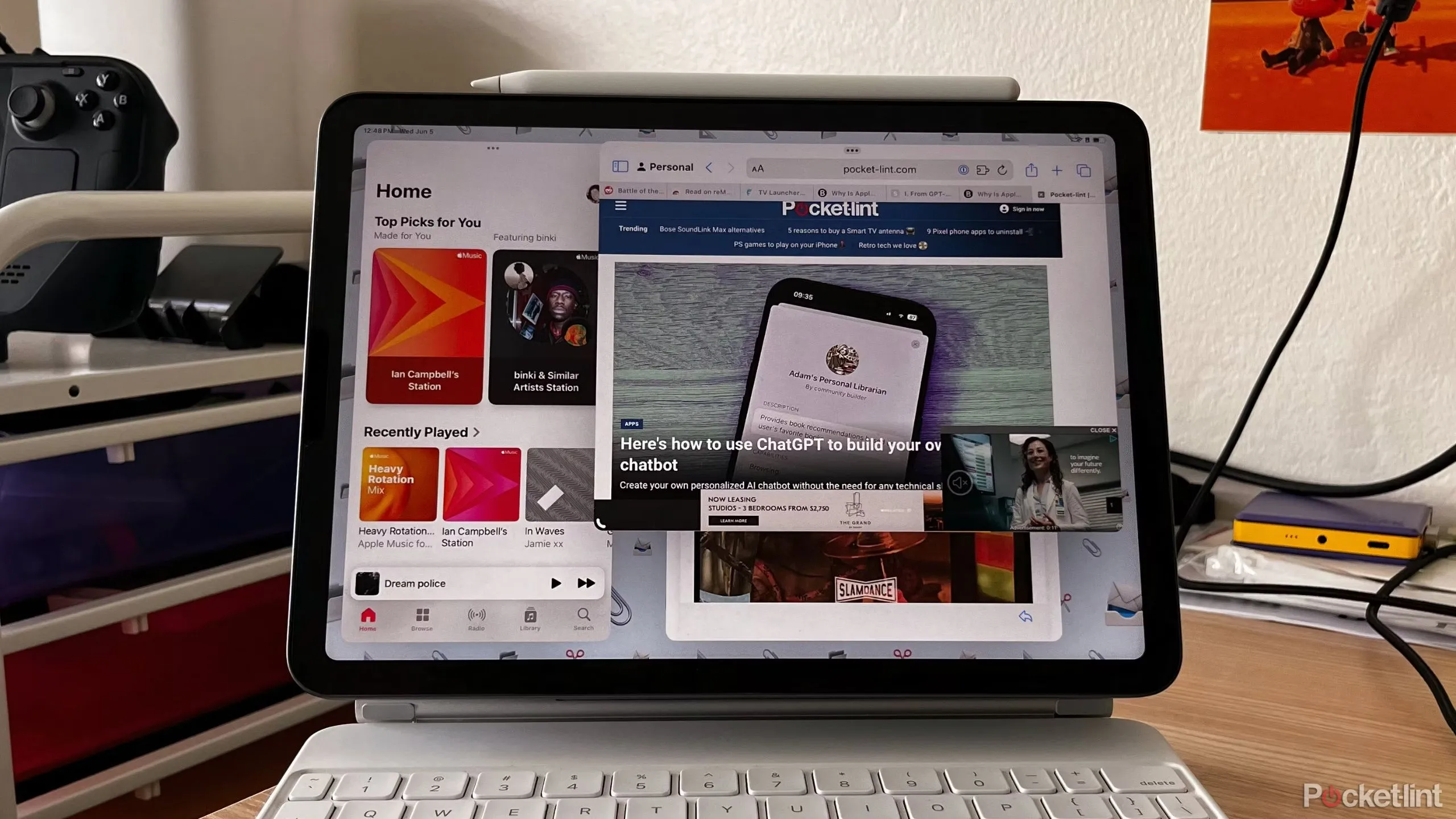 iPad Air kết nối với Magic Keyboard sử dụng tính năng Stage Manager trên iPadOS.