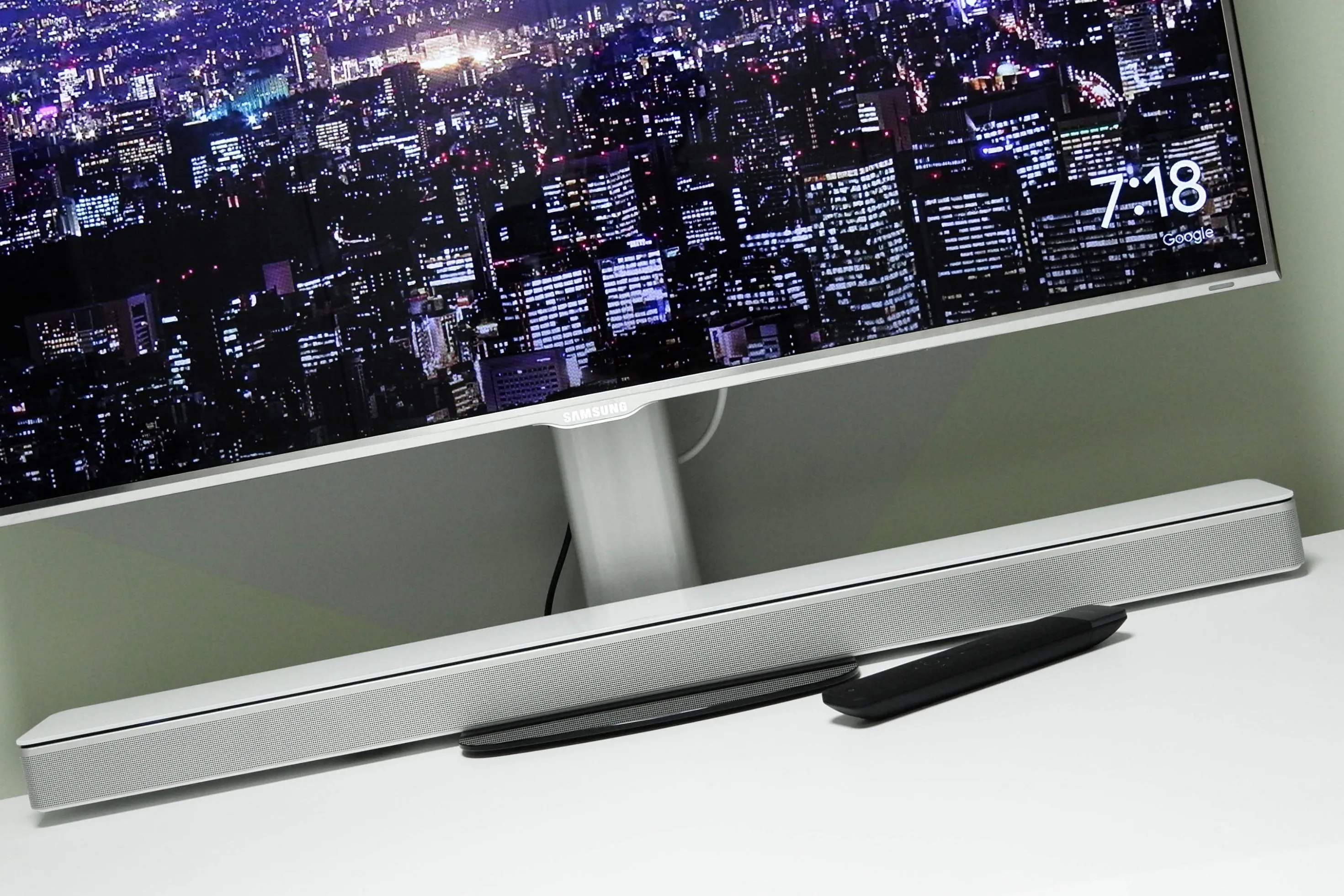 Loa soundbar đặt gọn gàng dưới màn hình PC