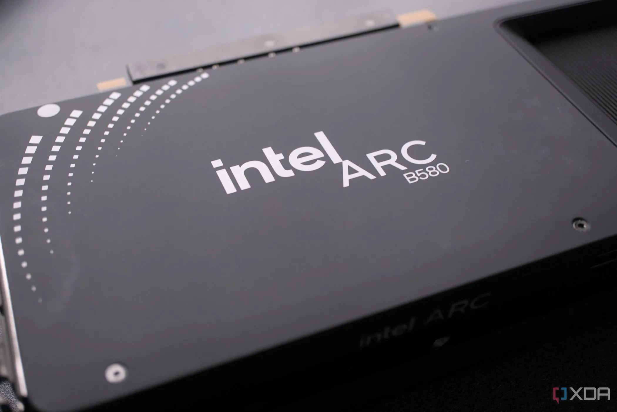 Mặt sau của card đồ họa Intel Arc B580, một nỗ lực đưa GPU giá rẻ trở lại thị trường