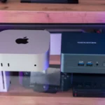 Máy Mac Mini M4 chạy macOS, đặt cạnh một chiếc mini PC khác