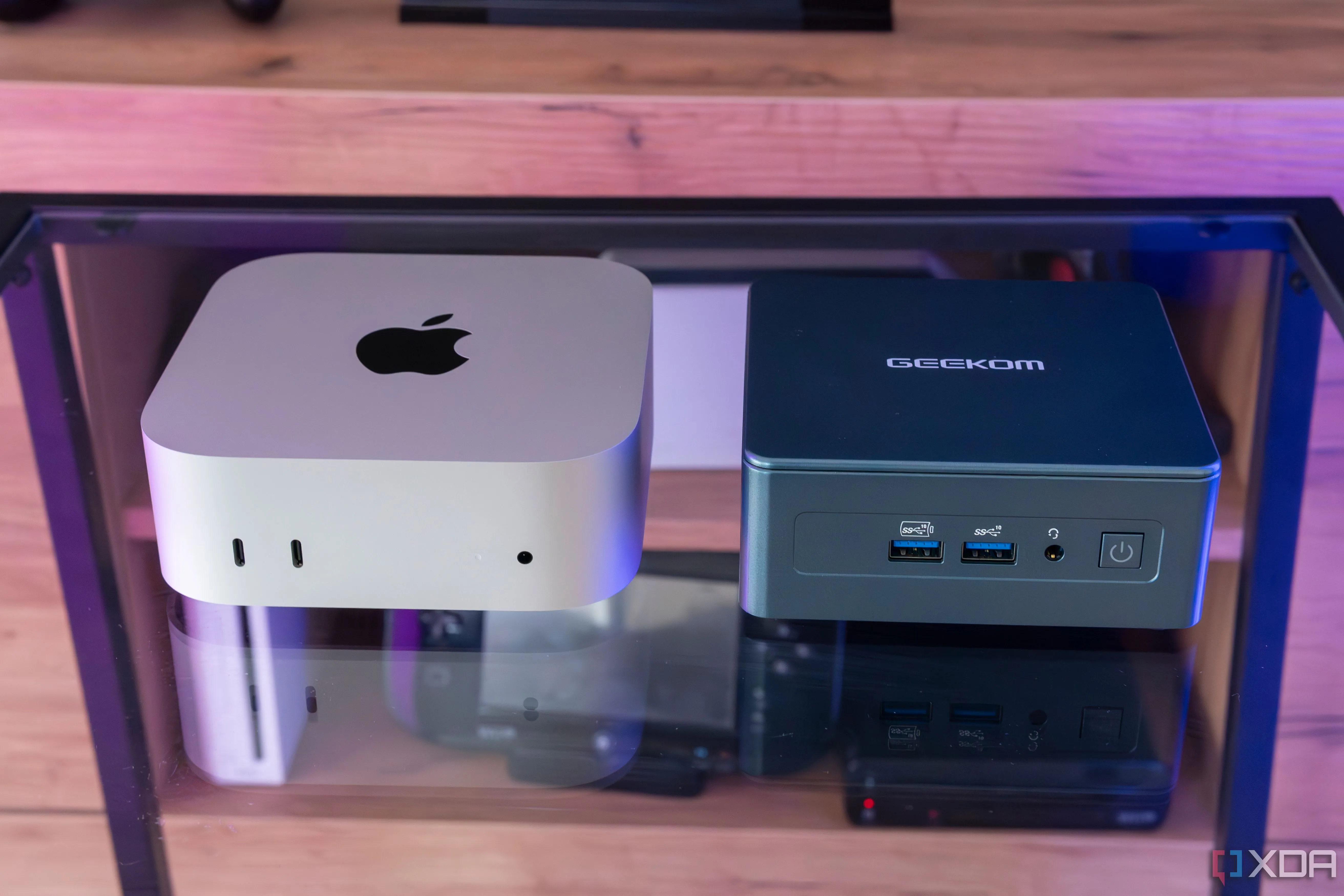 Máy Mac Mini M4 chạy macOS, đặt cạnh một chiếc mini PC khác