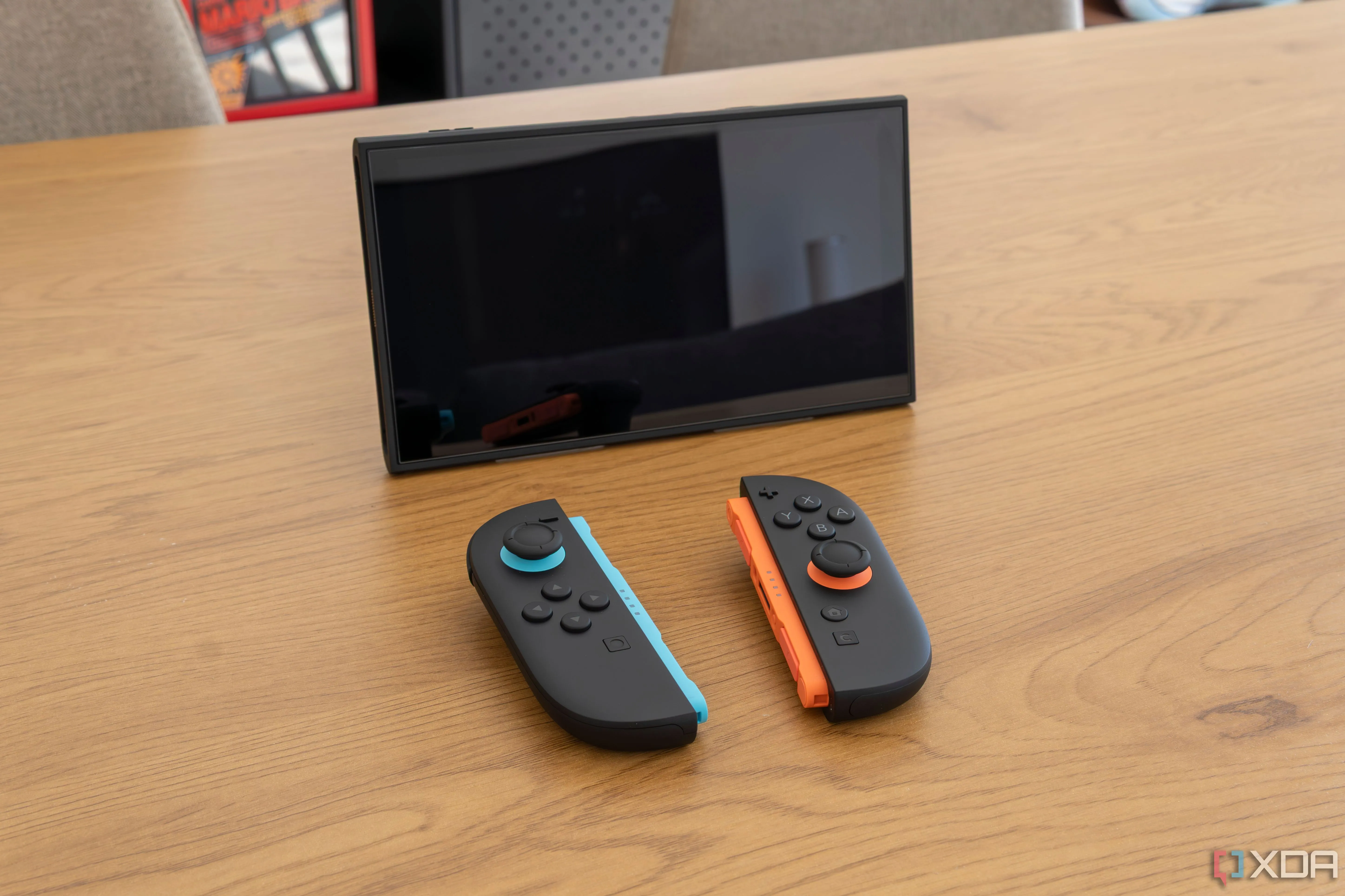 Máy Nintendo Switch 2 ở chế độ tabletop cùng tay cầm Joy-Con 2 đã tháo rời
