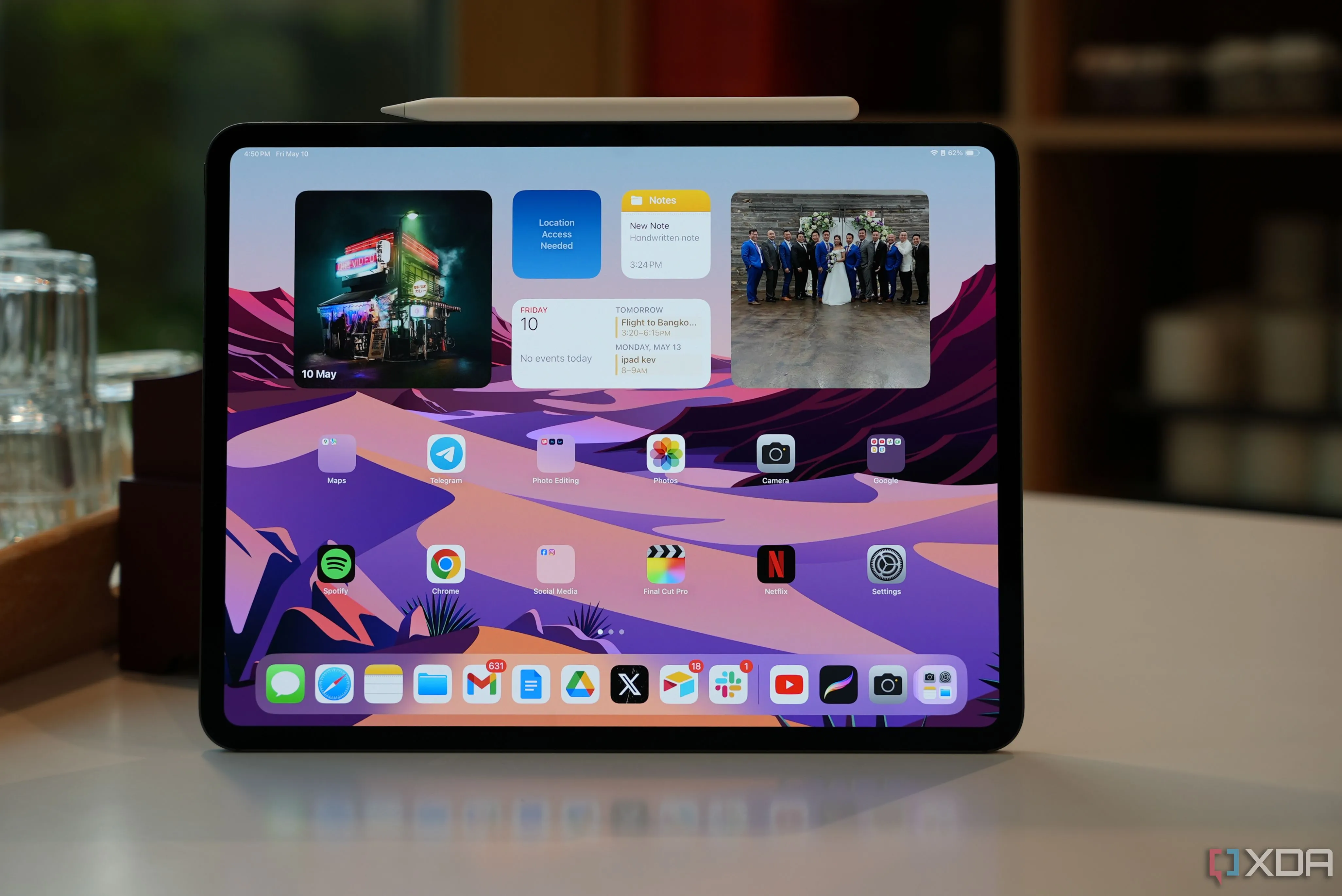 Máy tính bảng Apple iPad Air M2 (2024) màu xanh nhạt với bàn phím Magic Keyboard và Apple Pencil