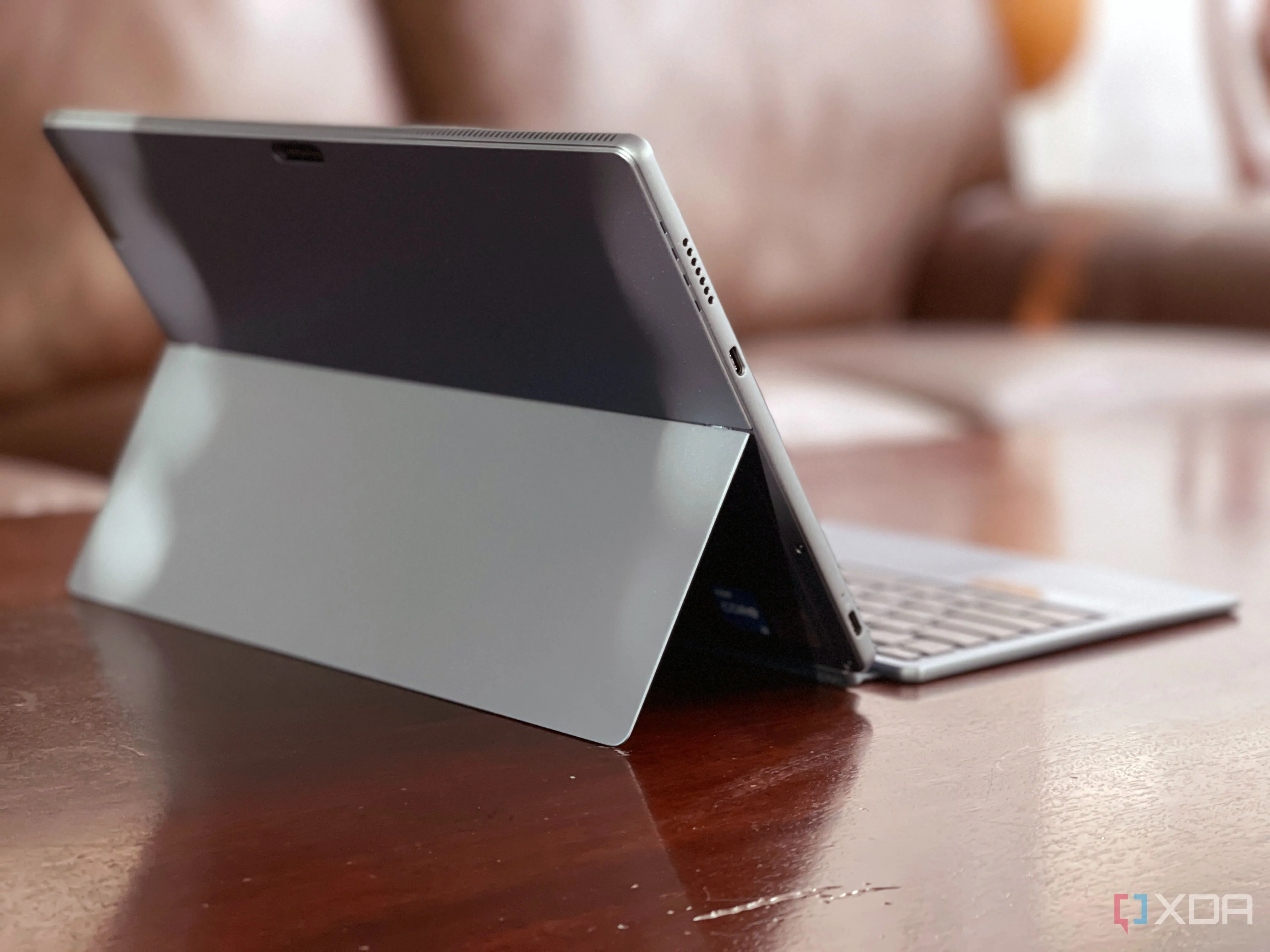 Máy tính bảng Lenovo IdeaPad Duet 5i với bàn phím tháo rời đặt trên bàn