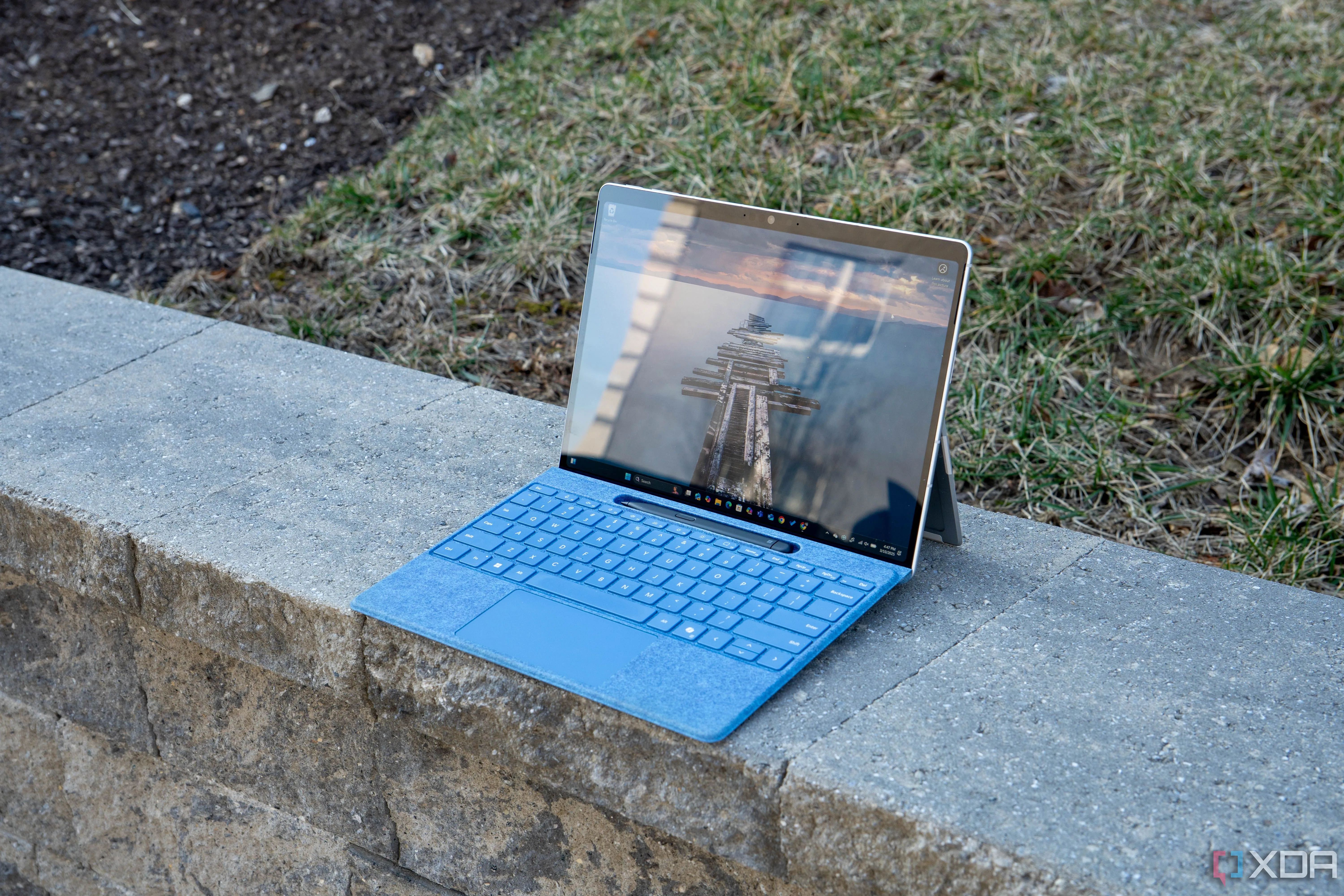 Máy tính bảng Microsoft Surface Pro 11 đang được sử dụng với bút cảm ứng Surface Pen.