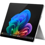 Máy tính bảng Microsoft Surface Pro 11 với bàn phím Type Cover gắn ngoài màu đen.