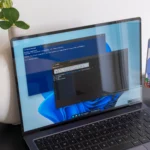 Máy tính hiển thị giao diện dòng lệnh PowerShell