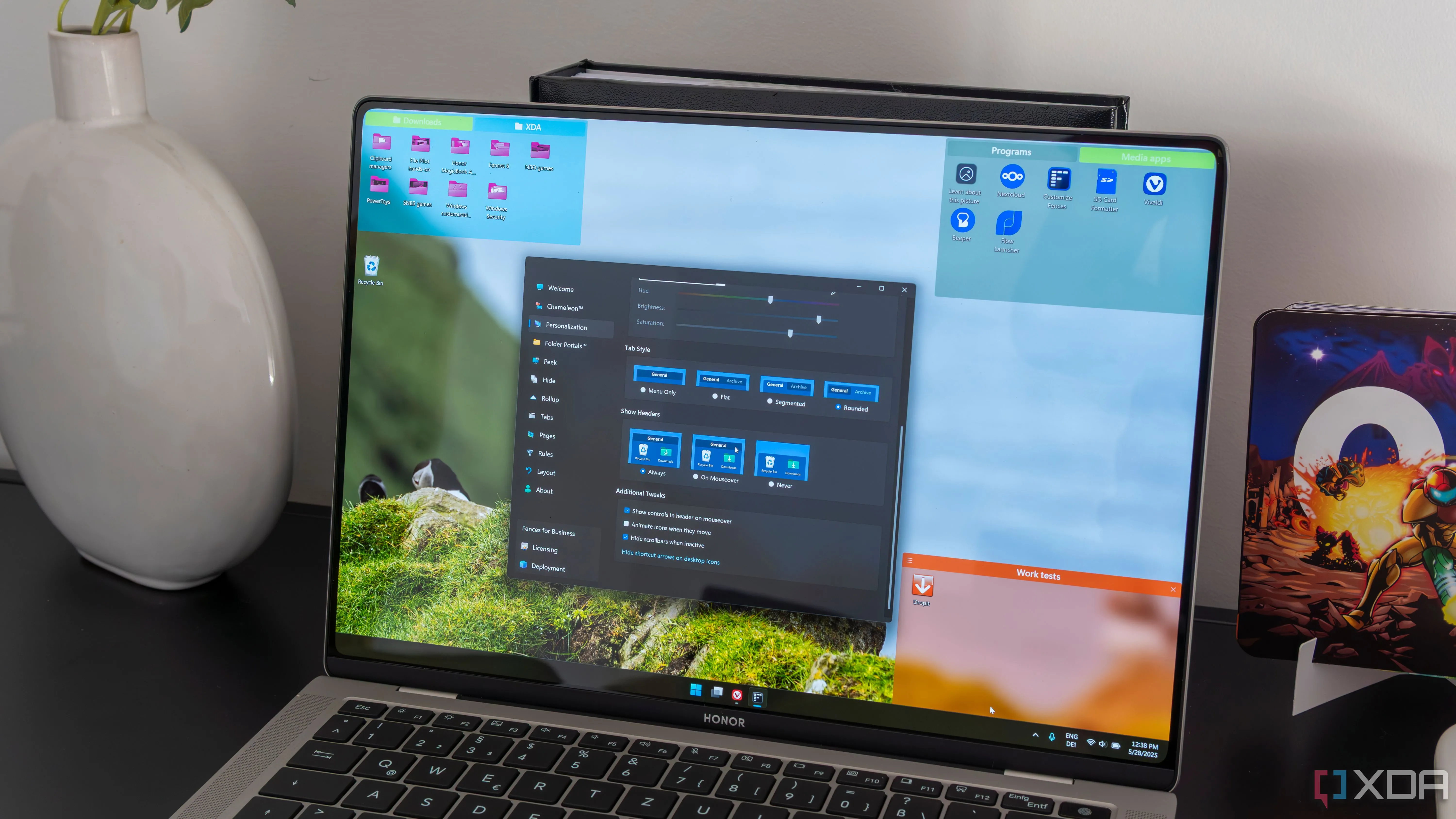 Máy tính xách tay chạy Windows 11 tùy chỉnh giao diện màn hình nền