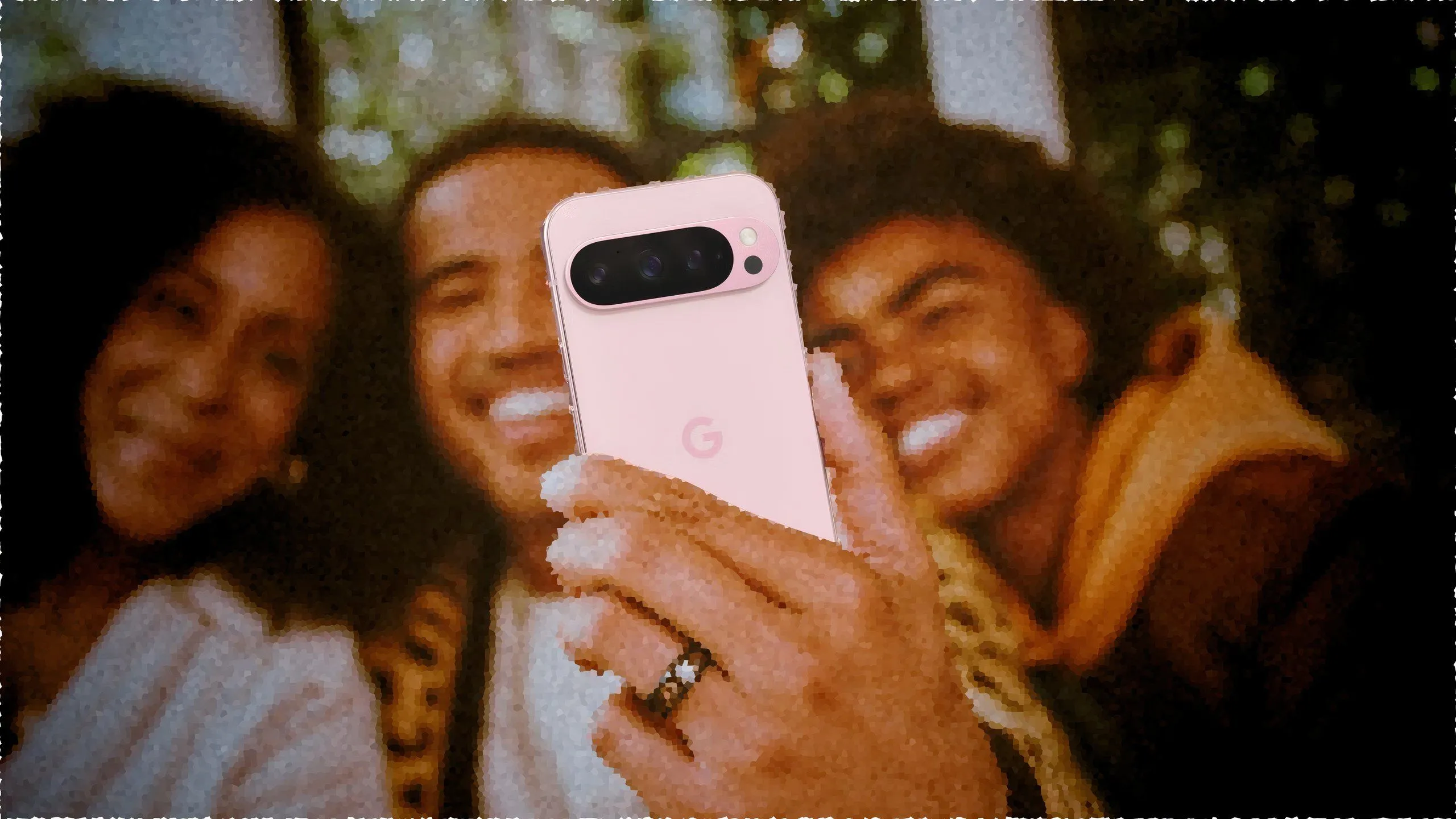 Mọi người đang chụp ảnh selfie bằng Google Pixel 9 Pro