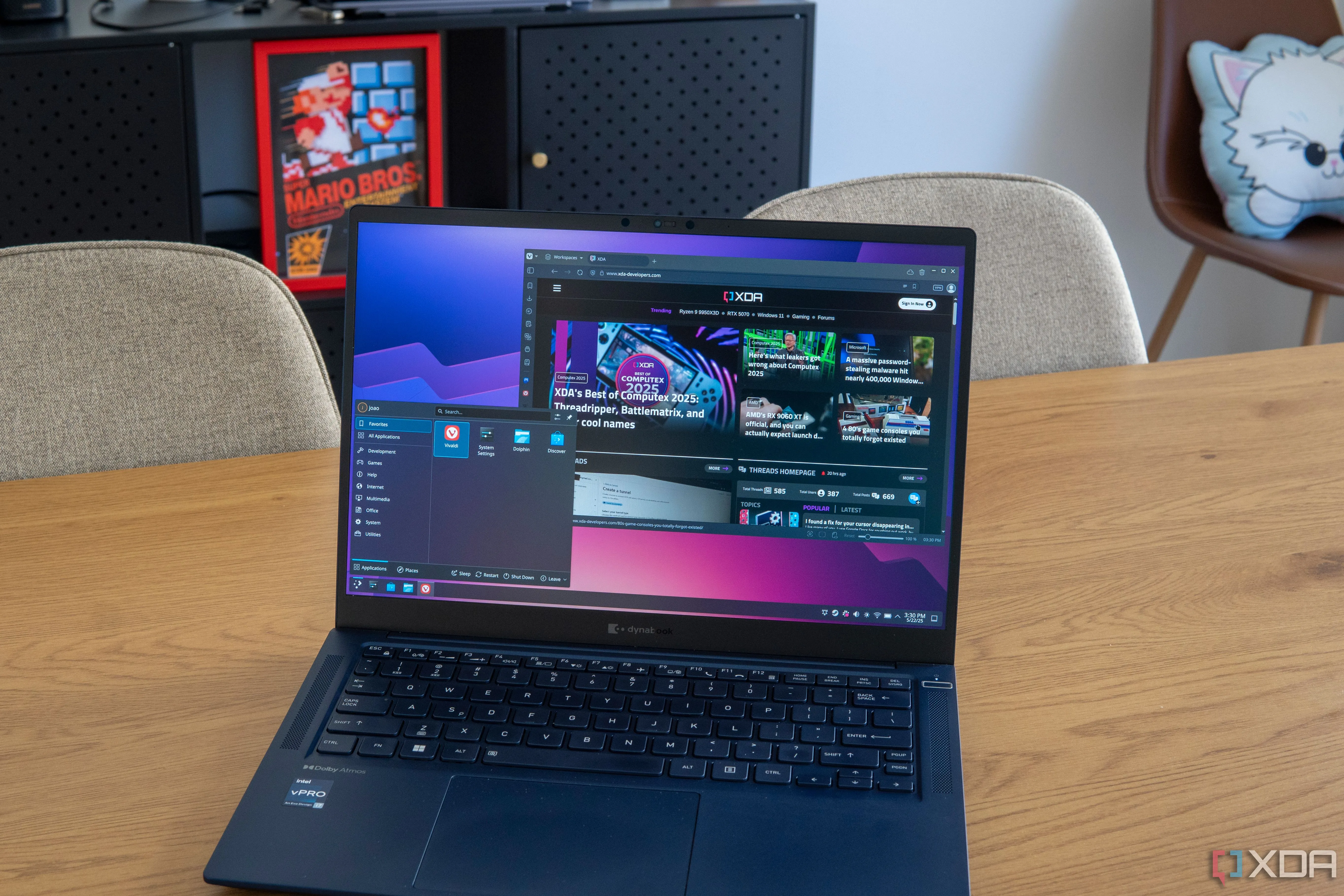 Một chiếc laptop chạy Arch Linux hiển thị trang web XDA, minh họa hệ điều hành Linux cho NAS