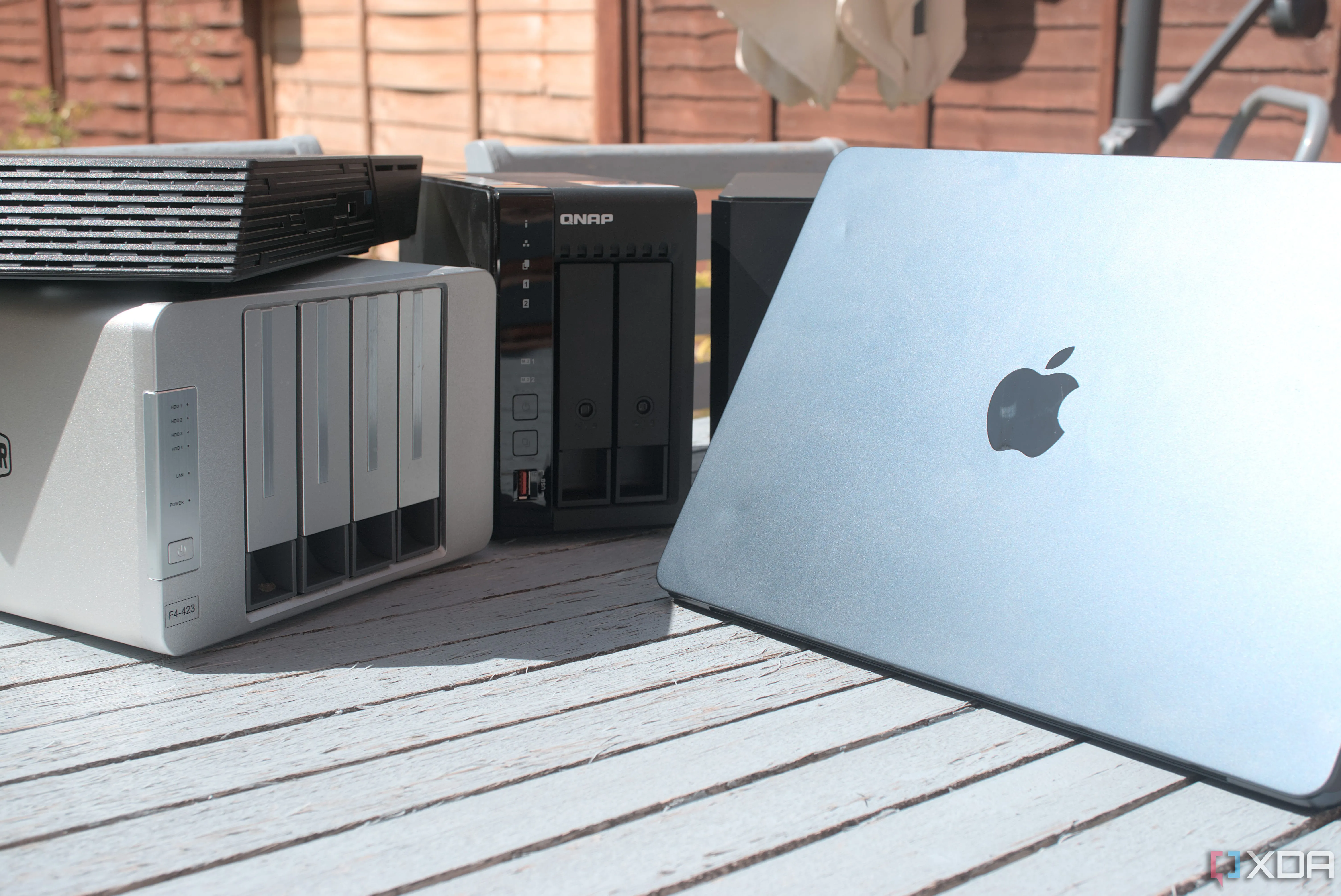 Một chiếc MacBook Air kết nối với NAS, minh họa việc truy cập và sử dụng NAS từ máy tính cá nhân