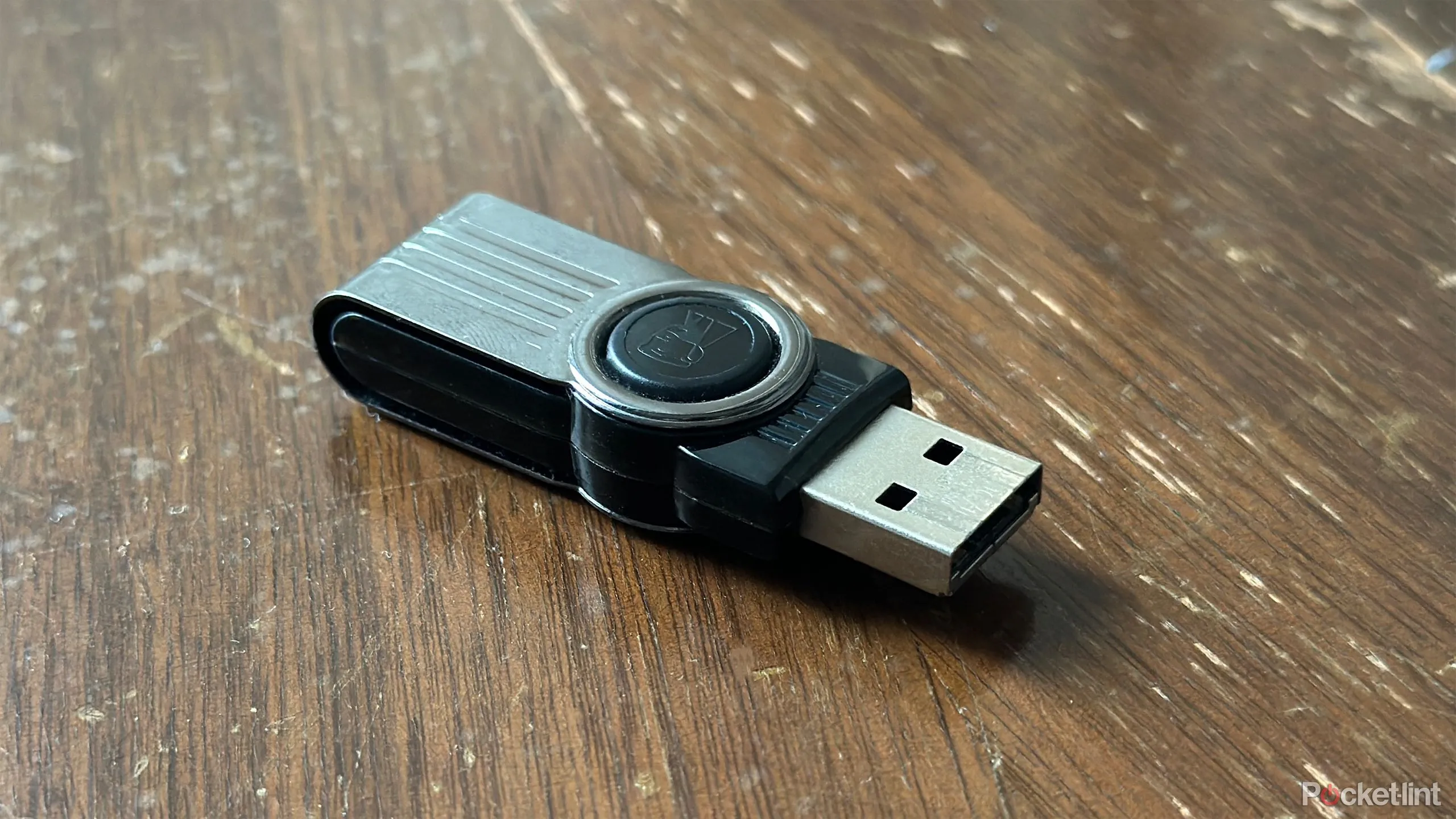 Một chiếc USB stick chuẩn cũ trên hộp gỗ.