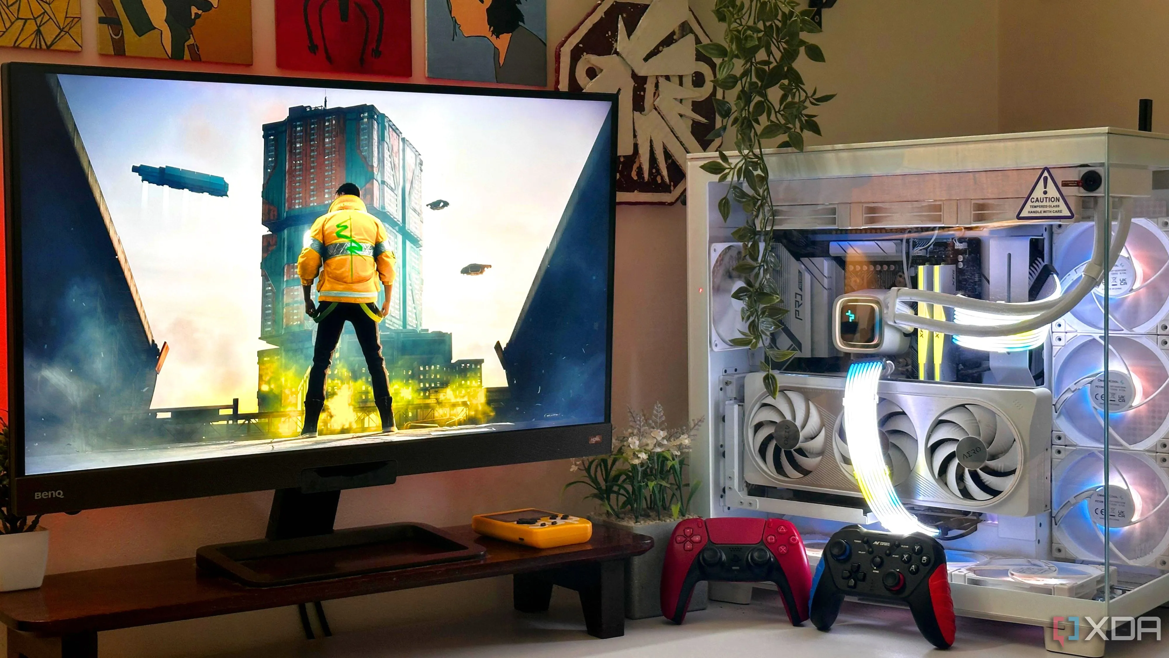 Một góc máy tính chơi game hiện đại với Cyberpunk 2077 trên màn hình