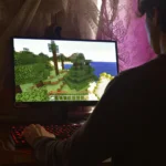 Người chơi đang trải nghiệm game trên laptop qua nền tảng Steam