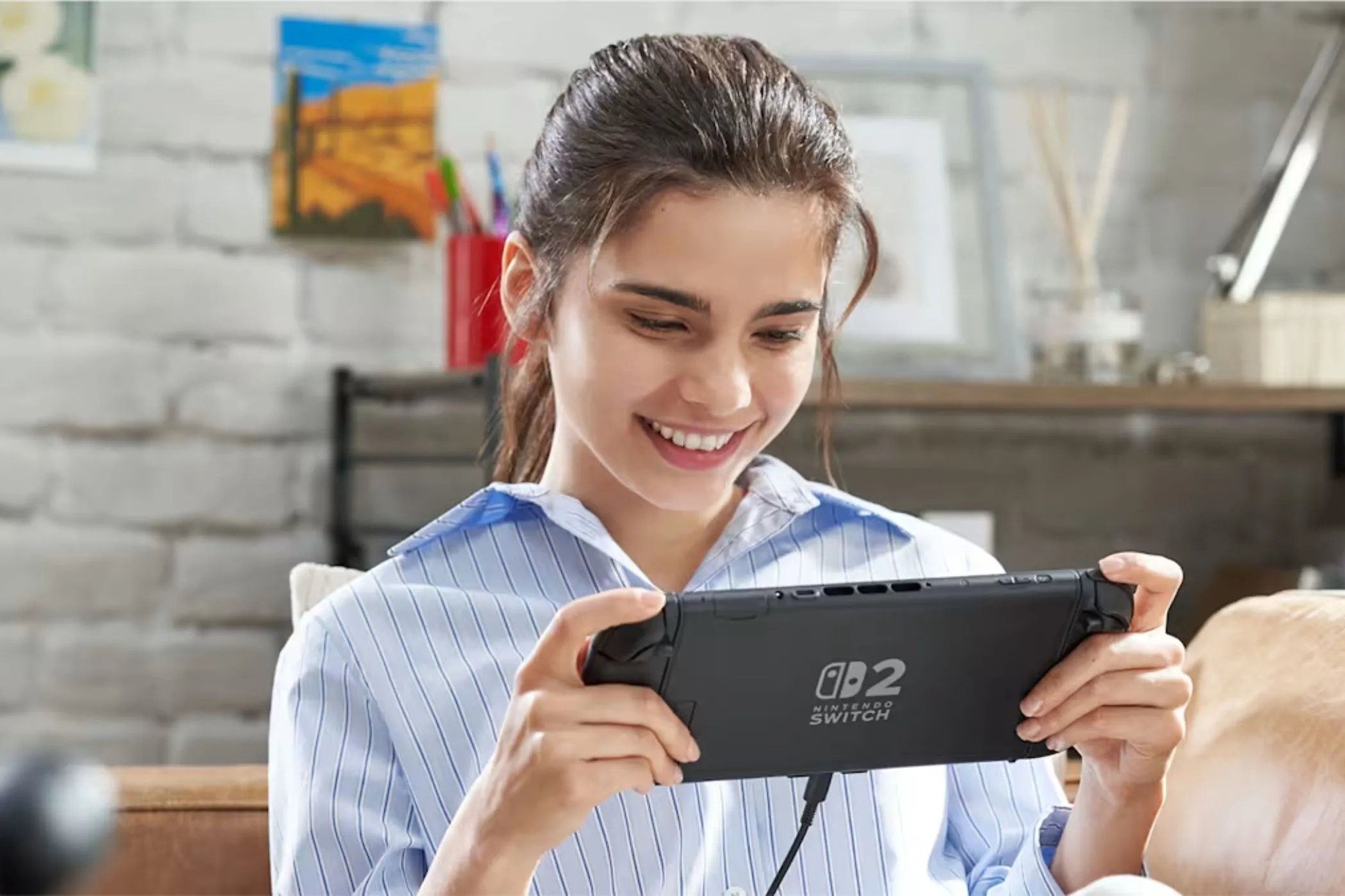 Người chơi trải nghiệm game trên máy Nintendo Switch 2 chế độ cầm tay