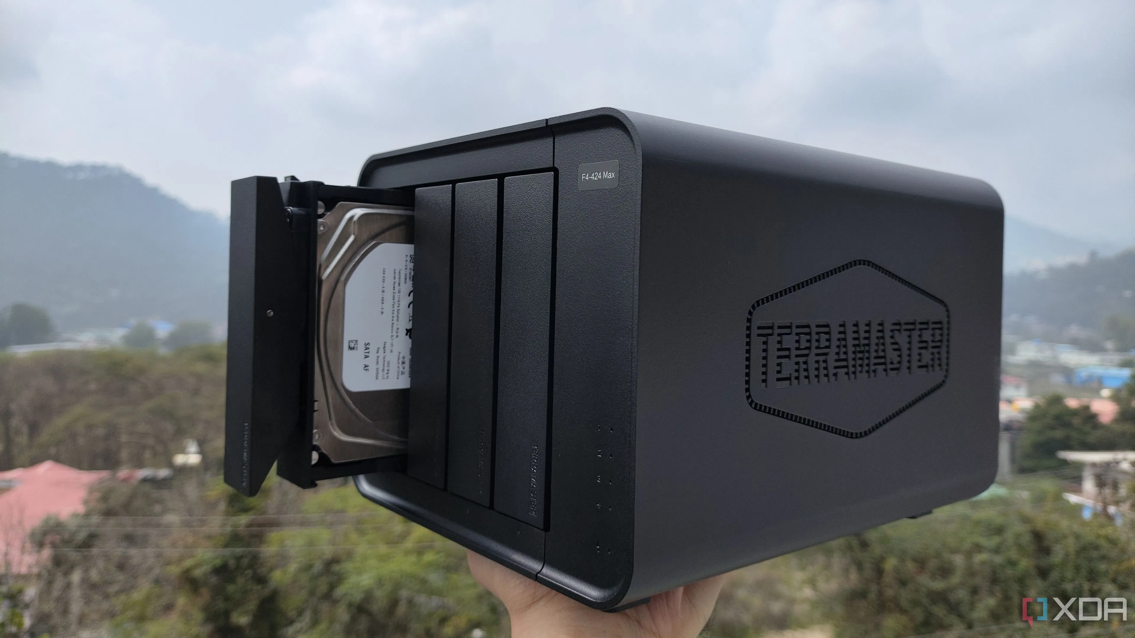 Người dùng cầm thiết bị NAS TerraMaster F4-424 Max, minh họa cho việc sử dụng NAS làm mục tiêu iSCSI