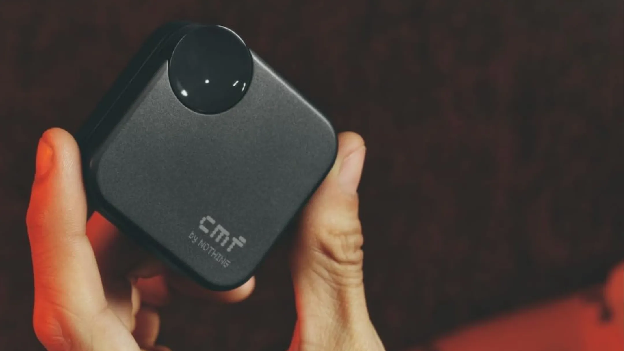 Người dùng đang cầm hộp sạc tai nghe không dây CMF Buds 2a