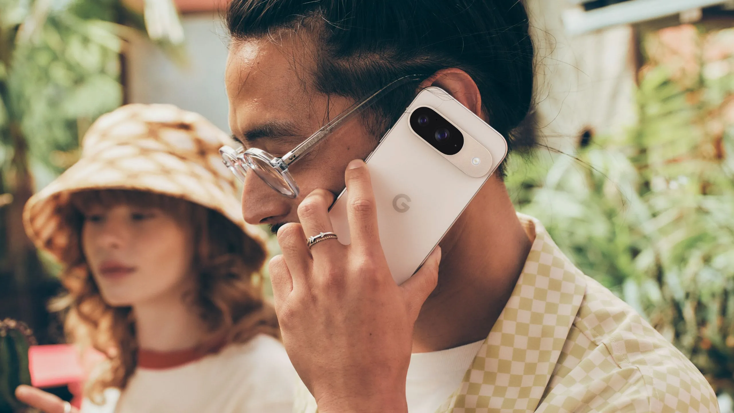 Người dùng đang nghe điện thoại trên điện thoại Pixel, đại diện cho tính năng tương tự của Google