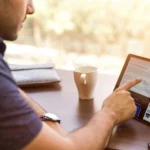 Người dùng máy tính xách tay lướt web tìm kiếm thiết bị công nghệ