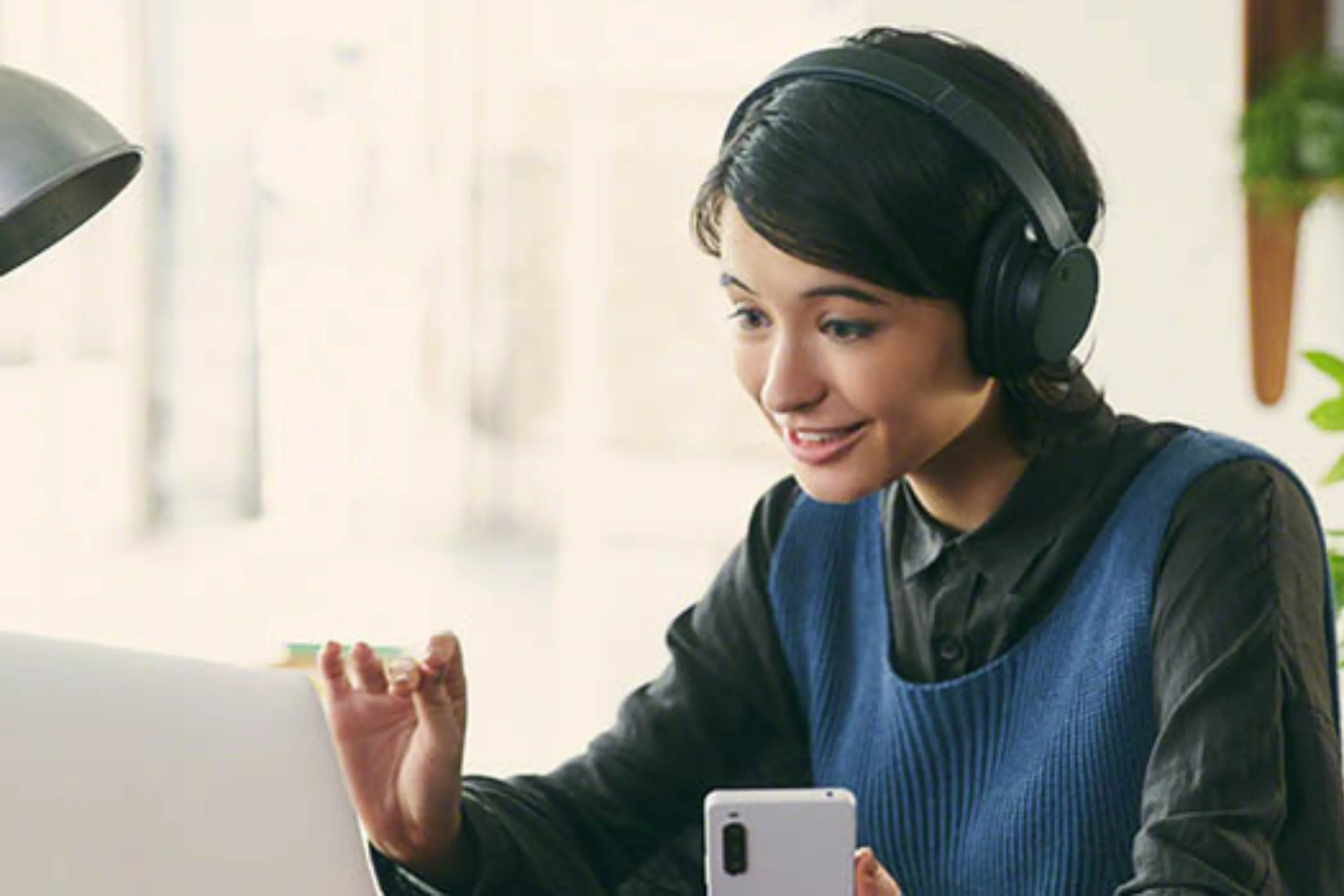 Người mẫu đeo tai nghe chống ồn không dây Sony WH-CH720N màu đen