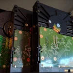Nhiều ổ cứng HDD được xếp chồng lên nhau, minh họa cho giải pháp lưu trữ dung lượng lớn