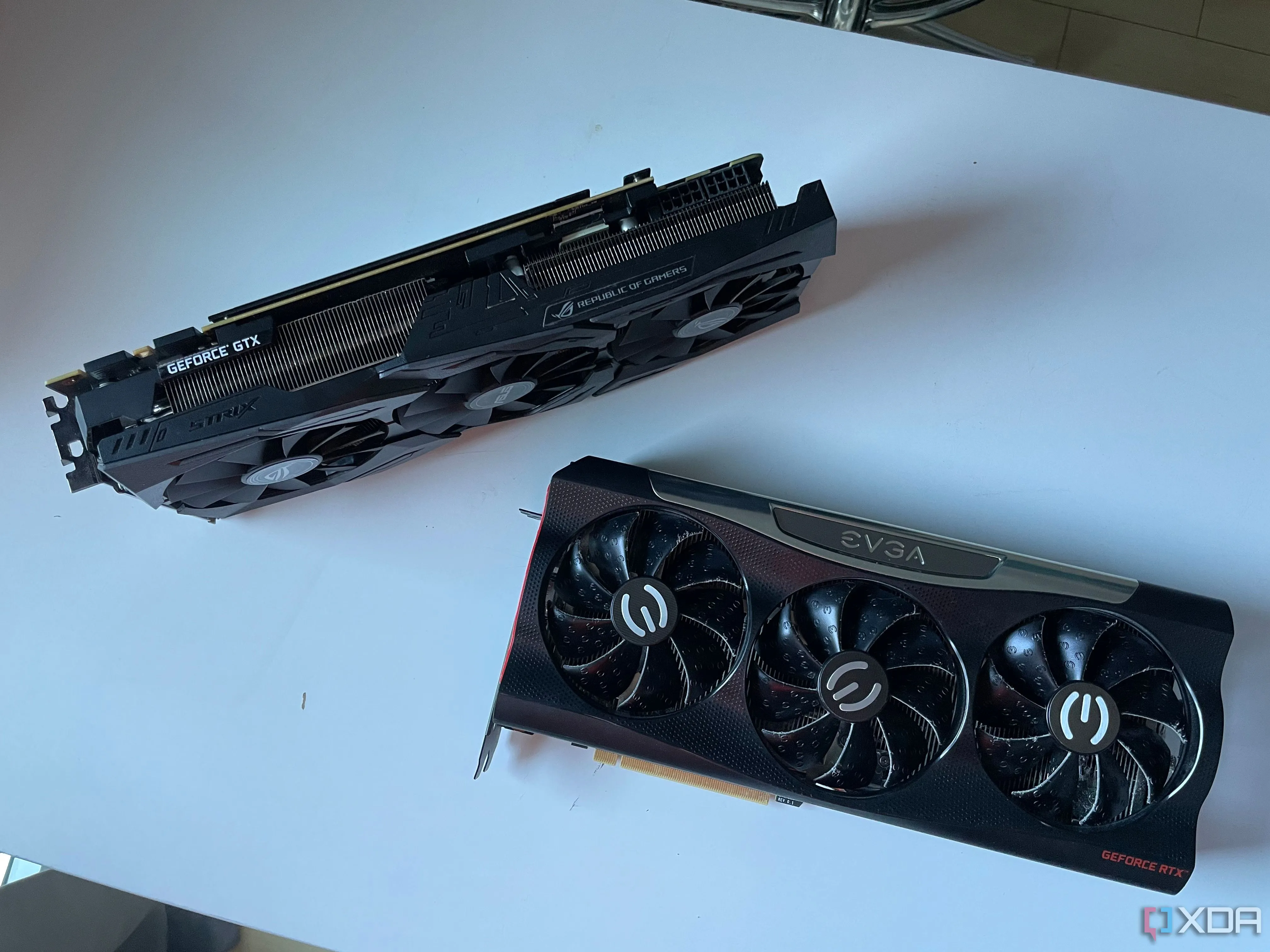So sánh card đồ họa ASUS ROG STRIX 1080 Ti và EVGA RTX 3080, minh họa lý do người dùng chưa muốn nâng cấp các thế hệ cũ hơn.