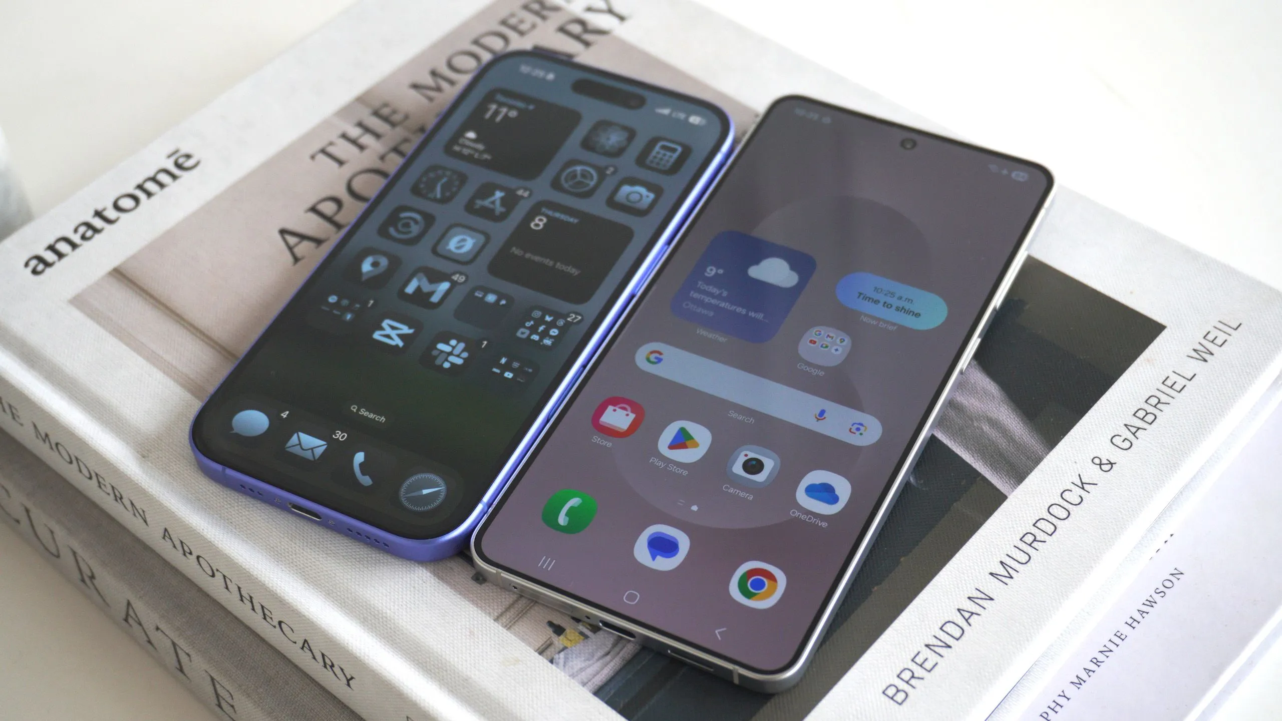 So sánh kích thước giữa Samsung Galaxy S25 Edge và iPhone 16, hai dòng điện thoại sử dụng eSIM