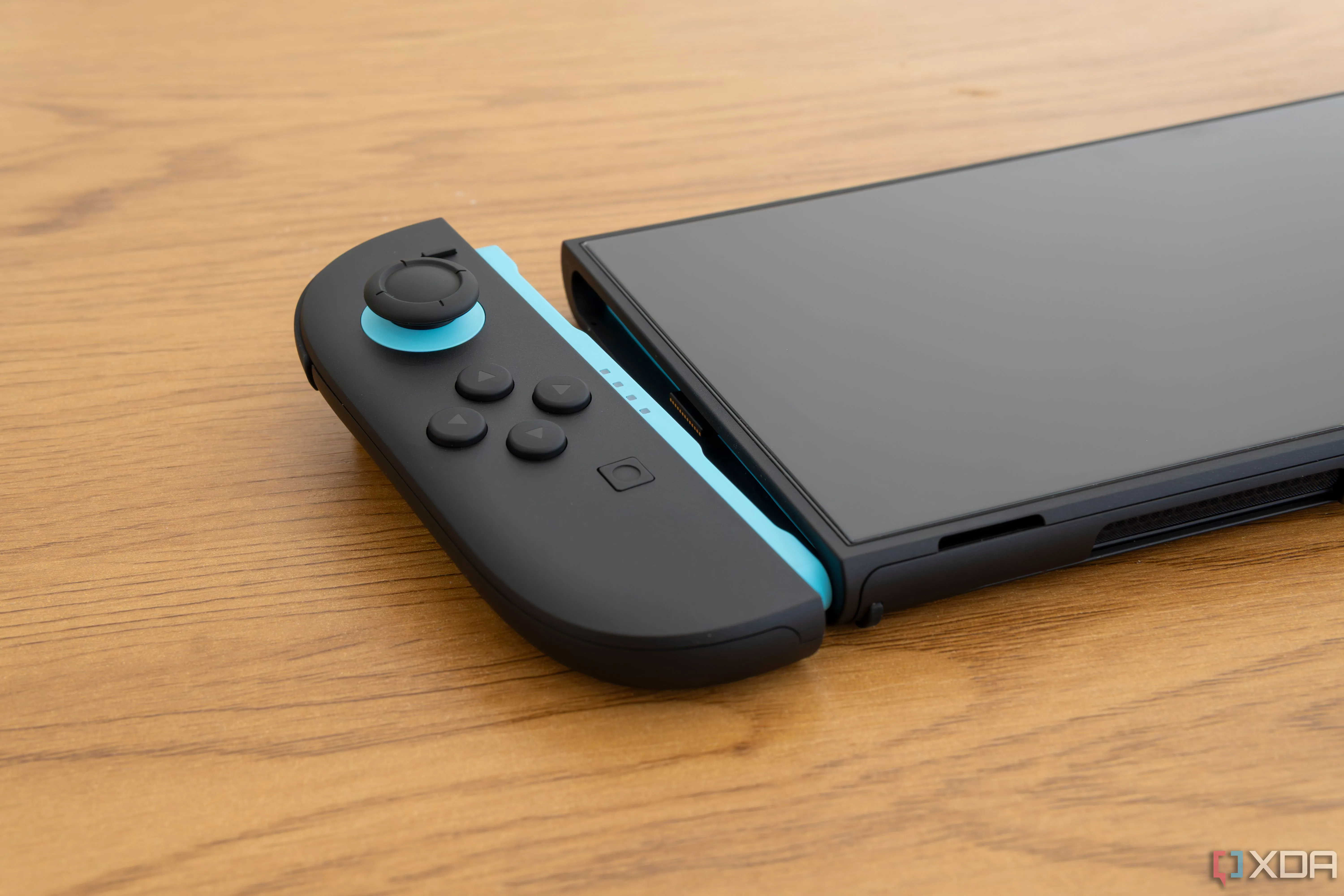 Tay cầm Joy-Con 2 tách rời và khe cắm trên thân máy Nintendo Switch 2
